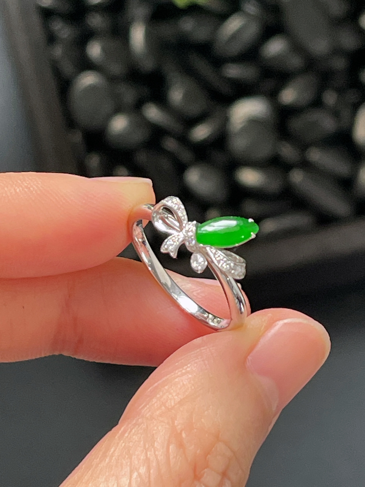 18k金翡翠绿色戒指