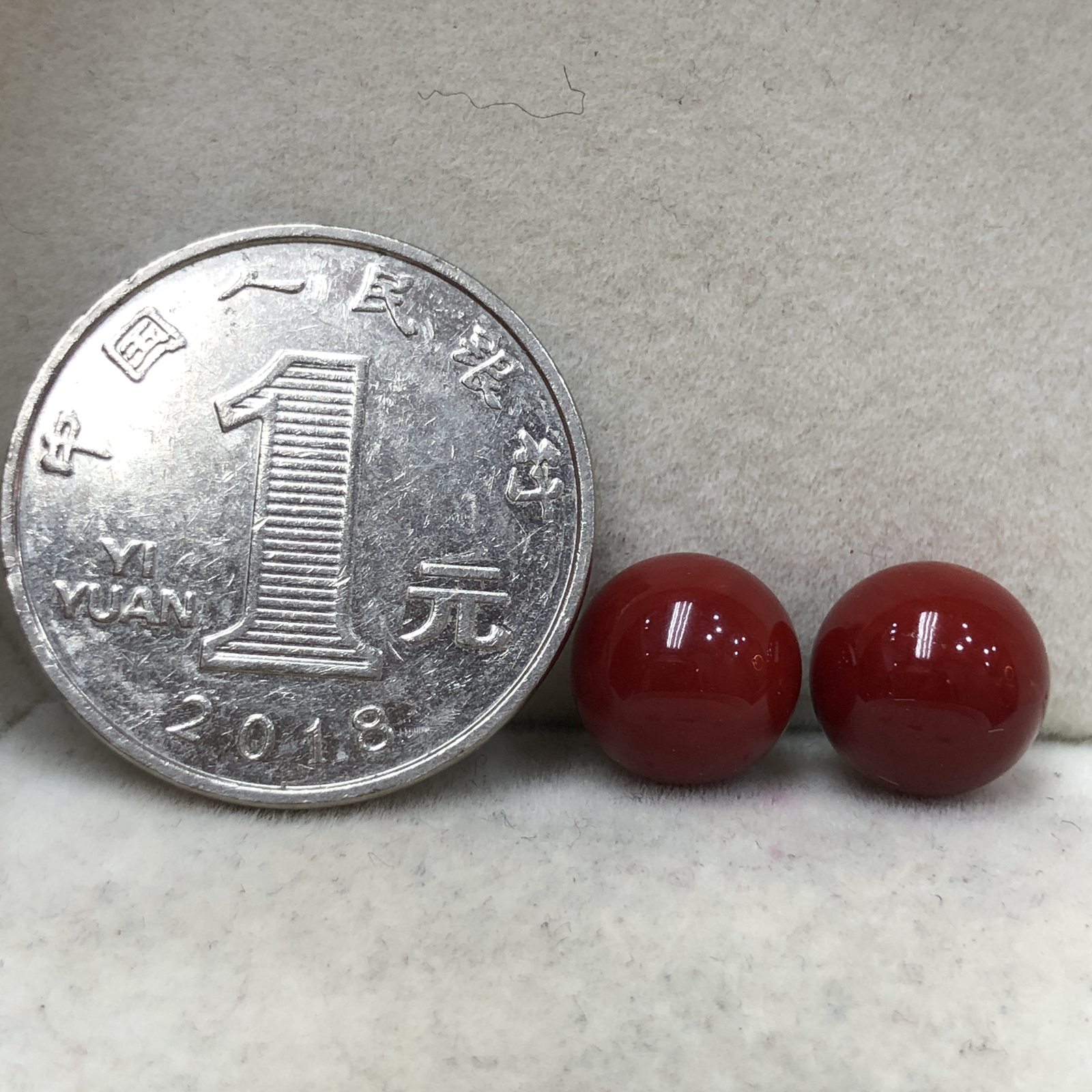 【天然日本阿卡牛血红珊瑚10mm大圆珠对珠】天然无添加无优化，阿卡牛血红颜色，光泽柔润透亮，直径约为10*10*10mm，重量2.91克，珊瑚本为佛教珍宝，来自深海千年生长，属于有机宝石，气场强大，稀少珍贵！收藏精品！传承宝贝！未打通孔，背面有阿卡标志性白芯眼，️自行设计耳饰，手镯，多宝等
