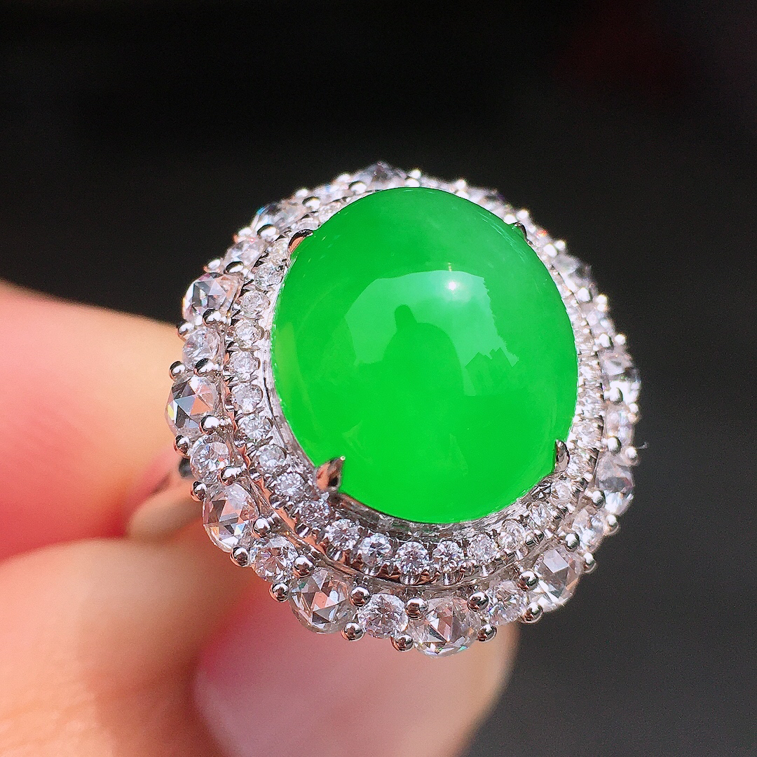 阳绿蛋面戒指，色泽均匀艳丽，玉质细腻，荧光感超
强，饱满圆润，尽显优雅气质，18k
金豪华镶嵌