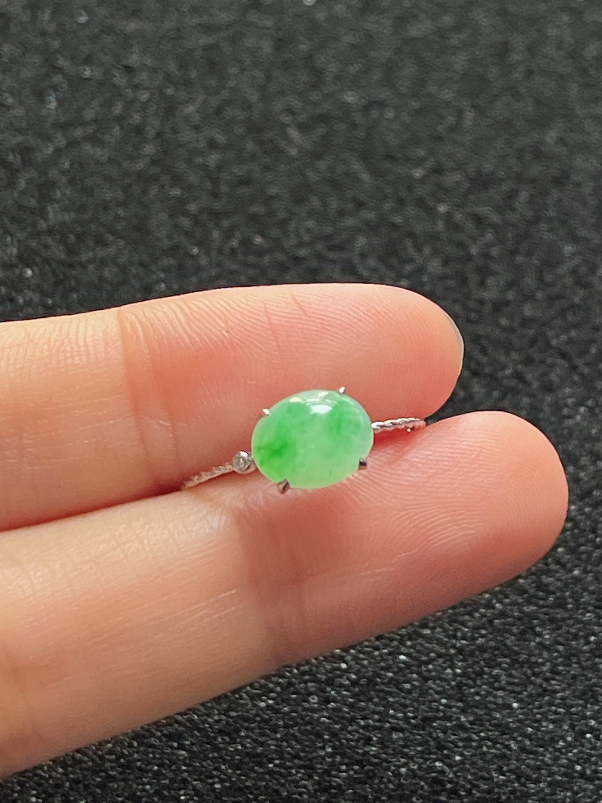 18k金翡翠绿色戒指