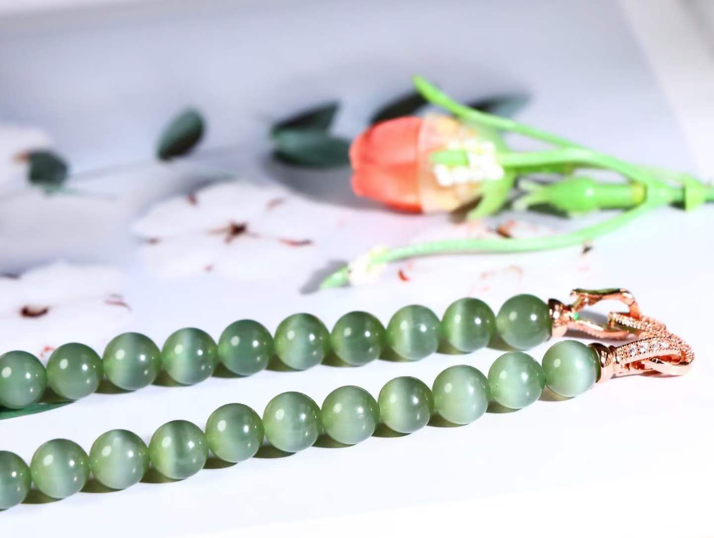 【珠圆玉润】

精品和田玉碧玉猫眼项链 玉质温润细腻  眼线灵动 整串打磨圆润，佩戴舒适。珠珠落玉盘