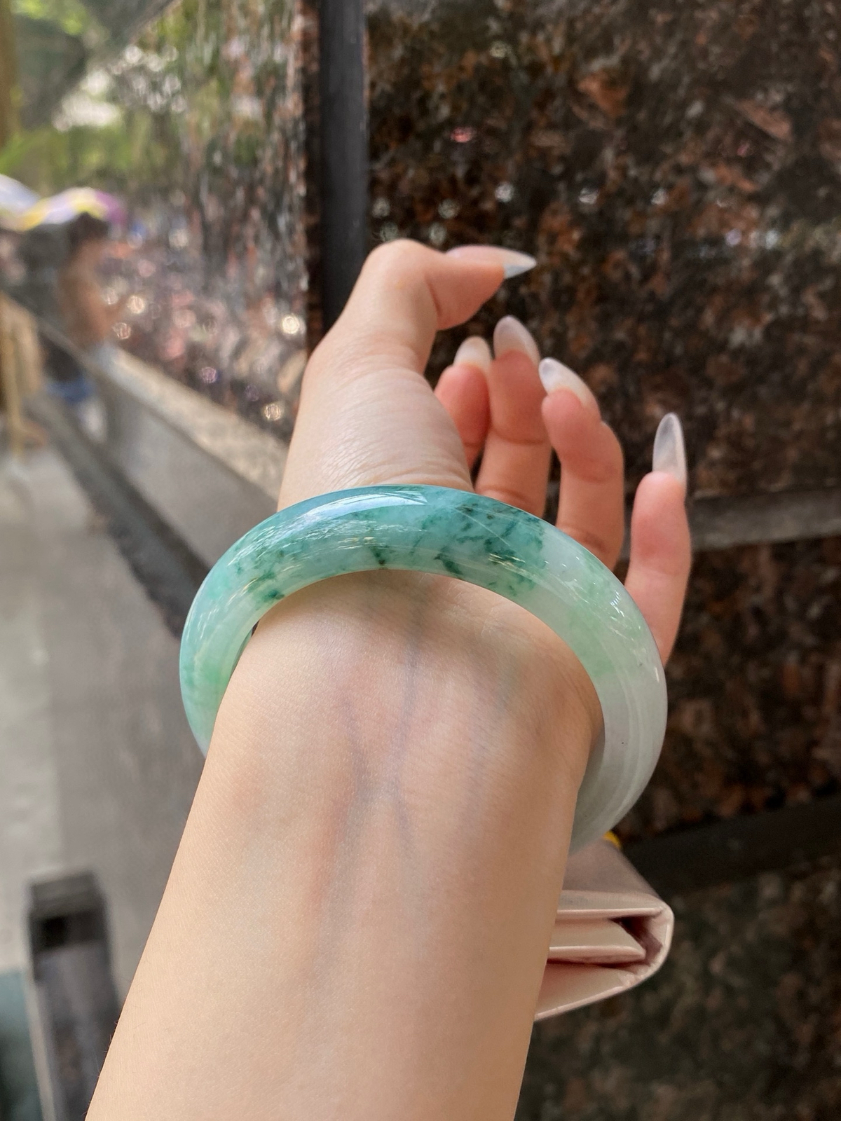 【宽版飘花手镯】
尺寸：56-14-9.2
自然光无滤镜，原图直出