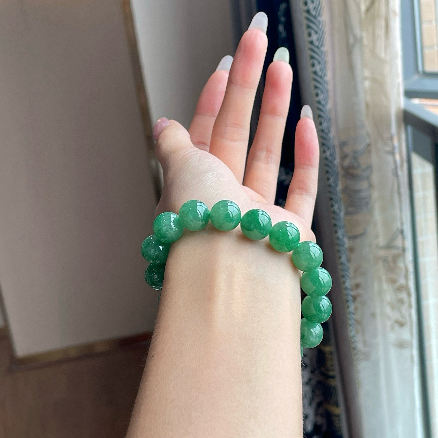 满绿手串 
尺寸：11.9/17颗