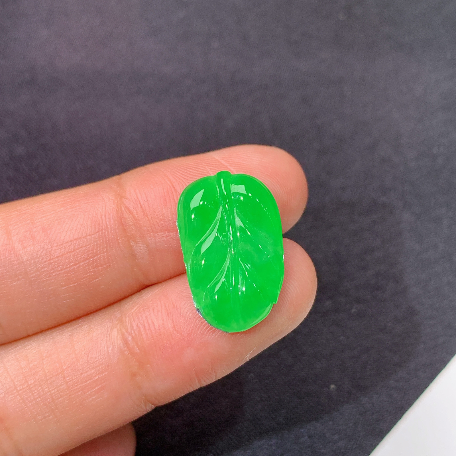 冰阳绿树叶，镶嵌佳品，冰润色阳，玉质细腻，种水足，Mng 尺寸18.6*11.8*3