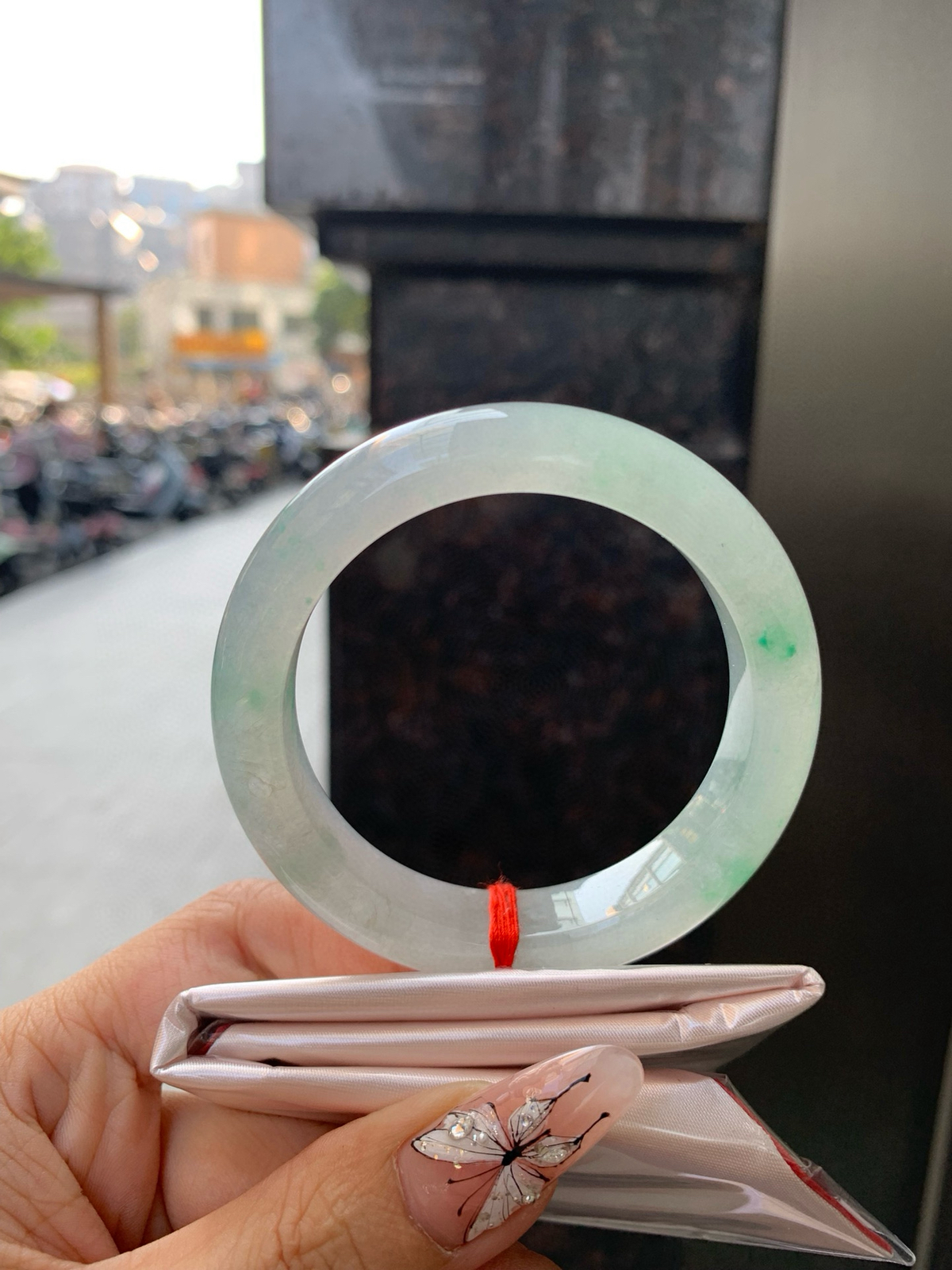 冰飘绿正圈
53.6-8.6-12.5
底妆冰润，几抹绿花点缀，简约却充满灵气，清新如芽，宛若自然的画卷凝结于腕间，静中带动，韵味悠长