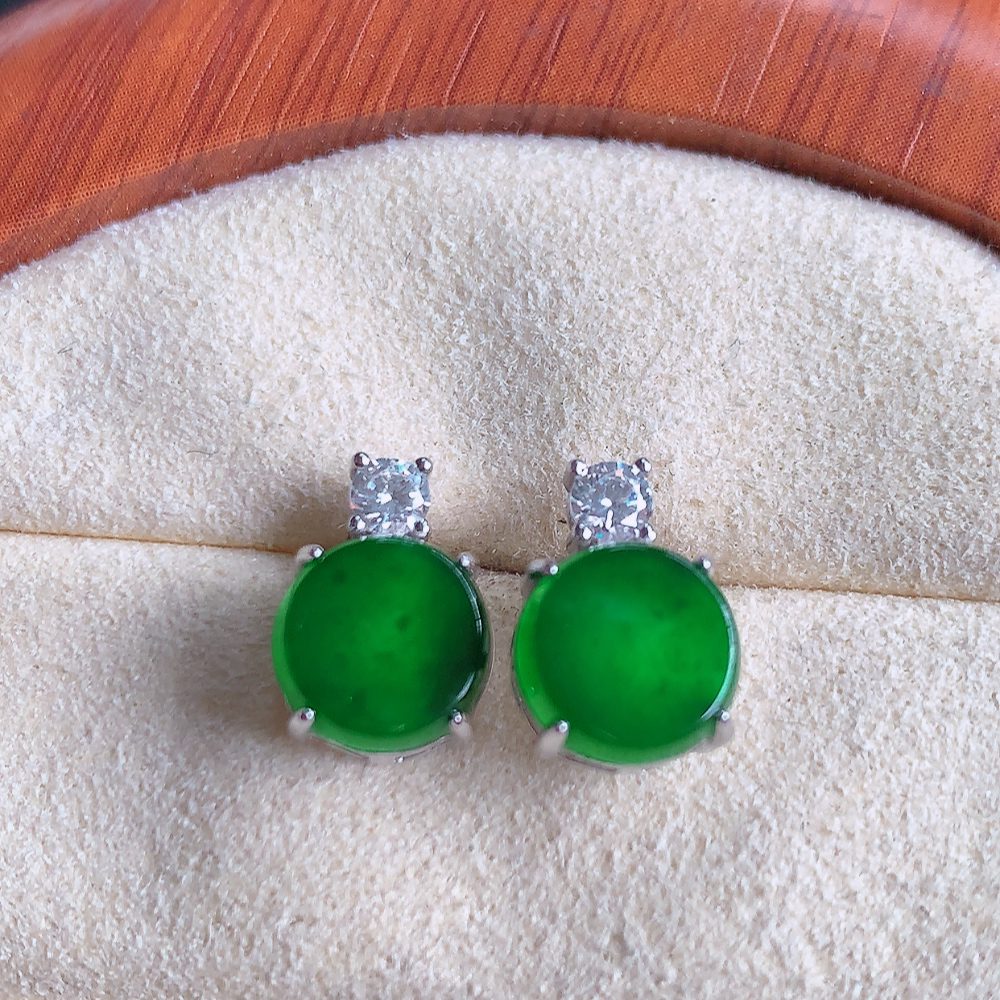 冰透满绿翡翠925银镶耳坠，自然光实拍，翠色灵动，颜色漂亮，种老水足，品相佳，佩戴佳品！W481.25  整体尺寸：11.5-8-5mm   裸石尺寸：8mm