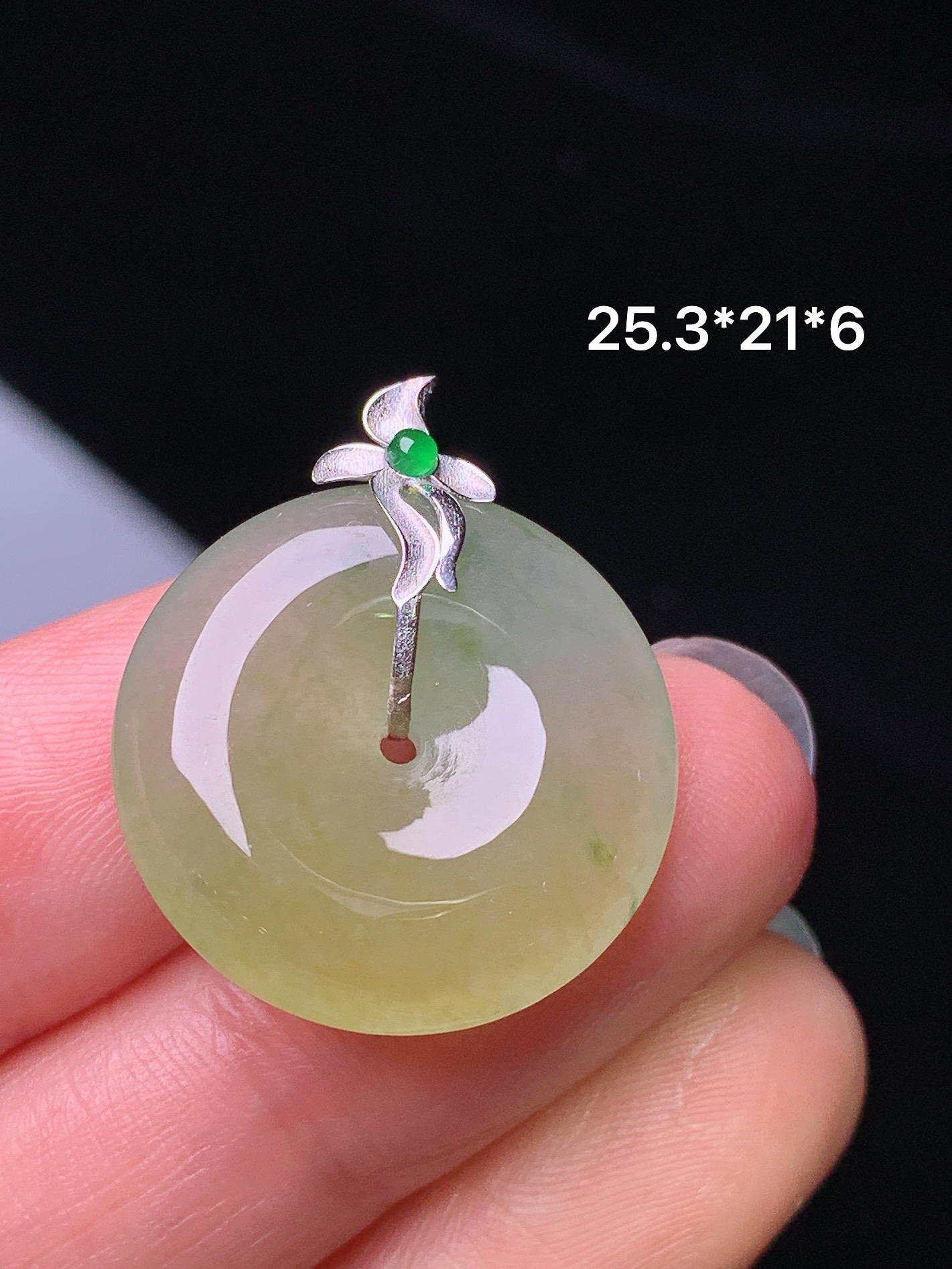 18k金镶嵌黄翡平安扣吊坠 玉质细腻 色泽艳丽清新 水润亮眼 整体尺寸25.3*21*6j2