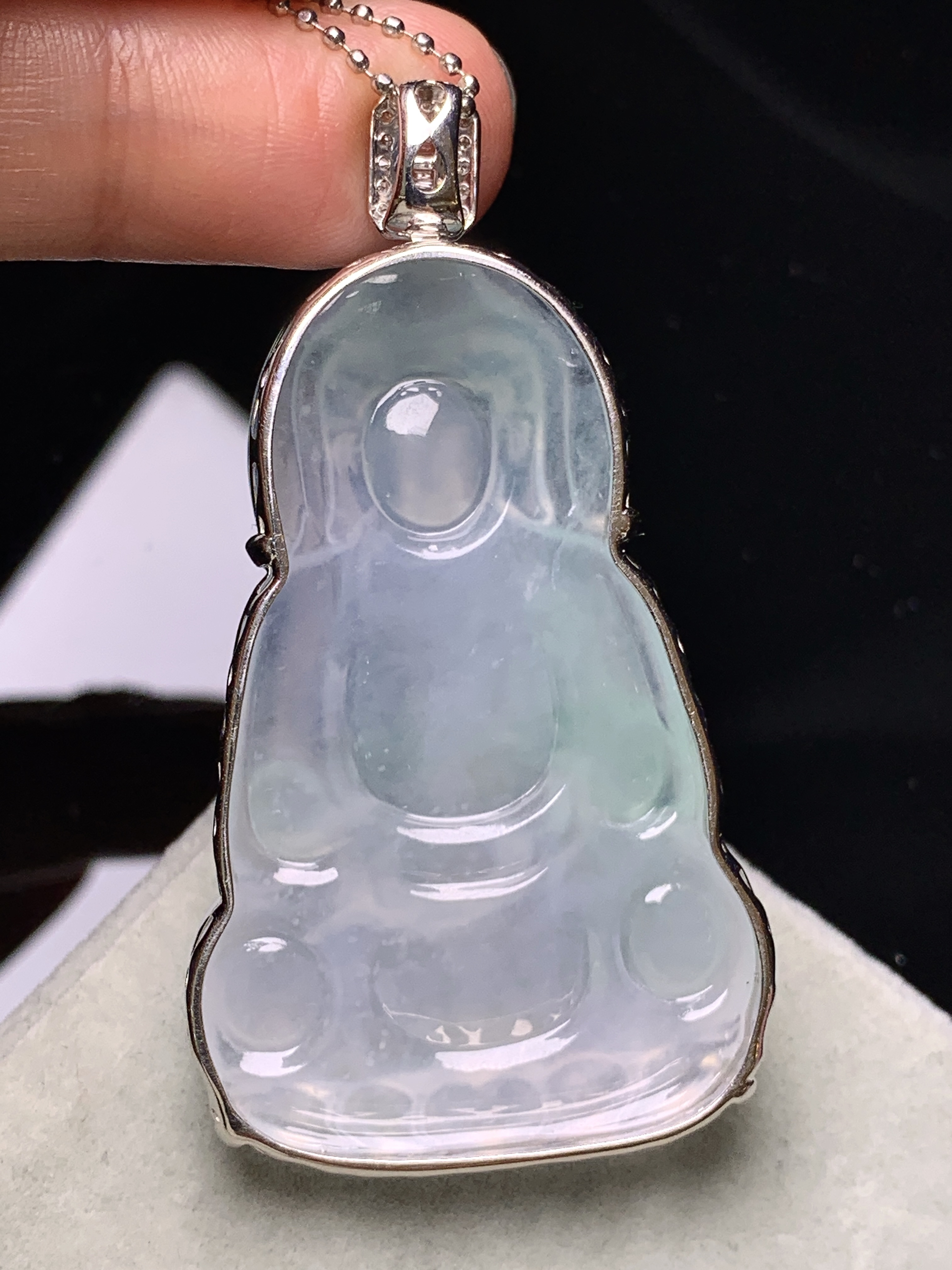 18k金钻镶嵌冰种观音吊坠 玉质细腻 色泽艳丽清新 水润亮眼 整体尺寸56*30.5*9.8g2
