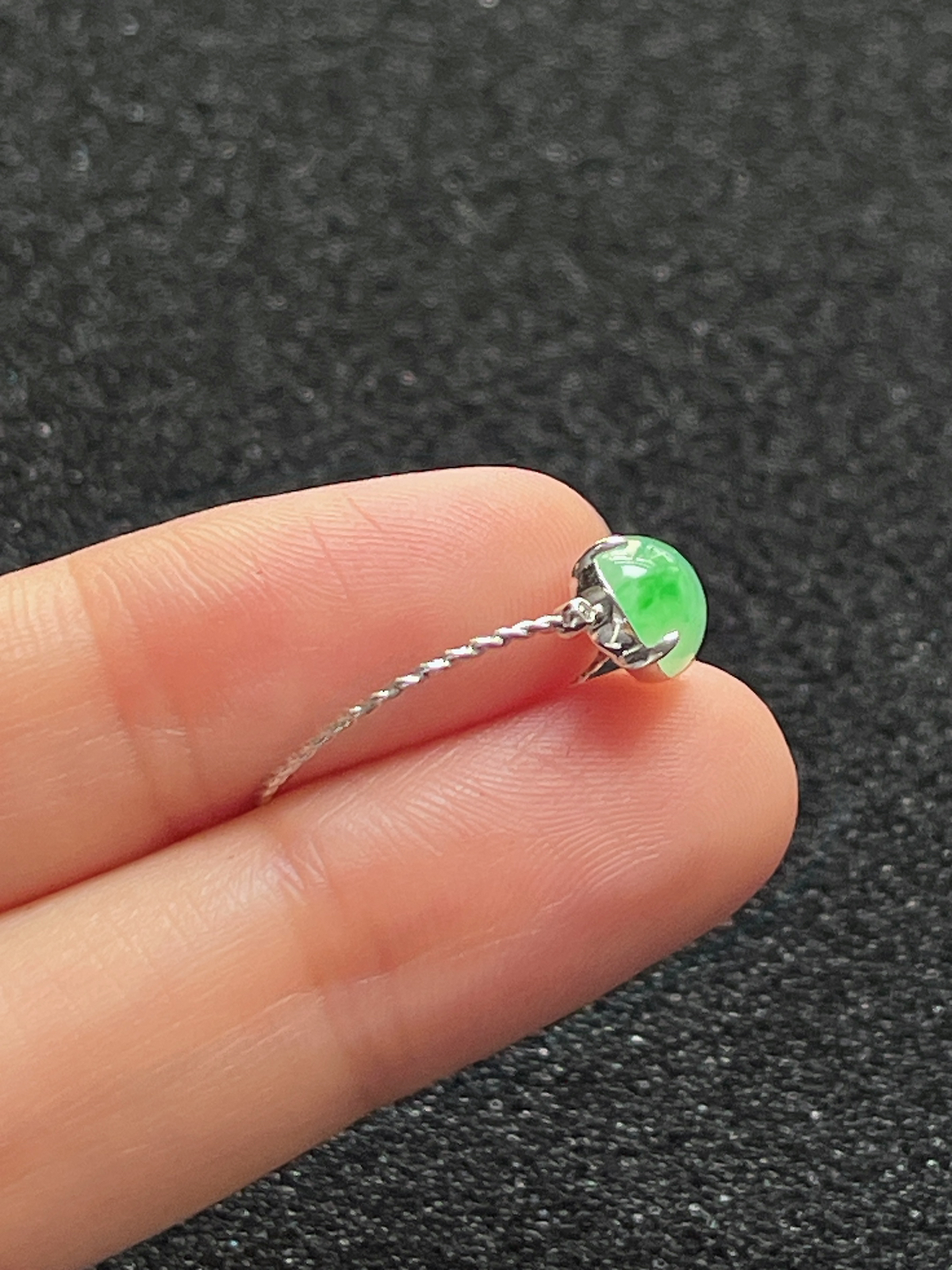 18k金翡翠绿色戒指