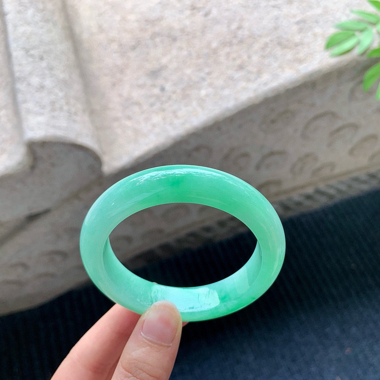 正圈52 53
【圈口】53.4/13/8.8
【描述】阳绿，满绿，水润，种老，细腻，无纹裂！