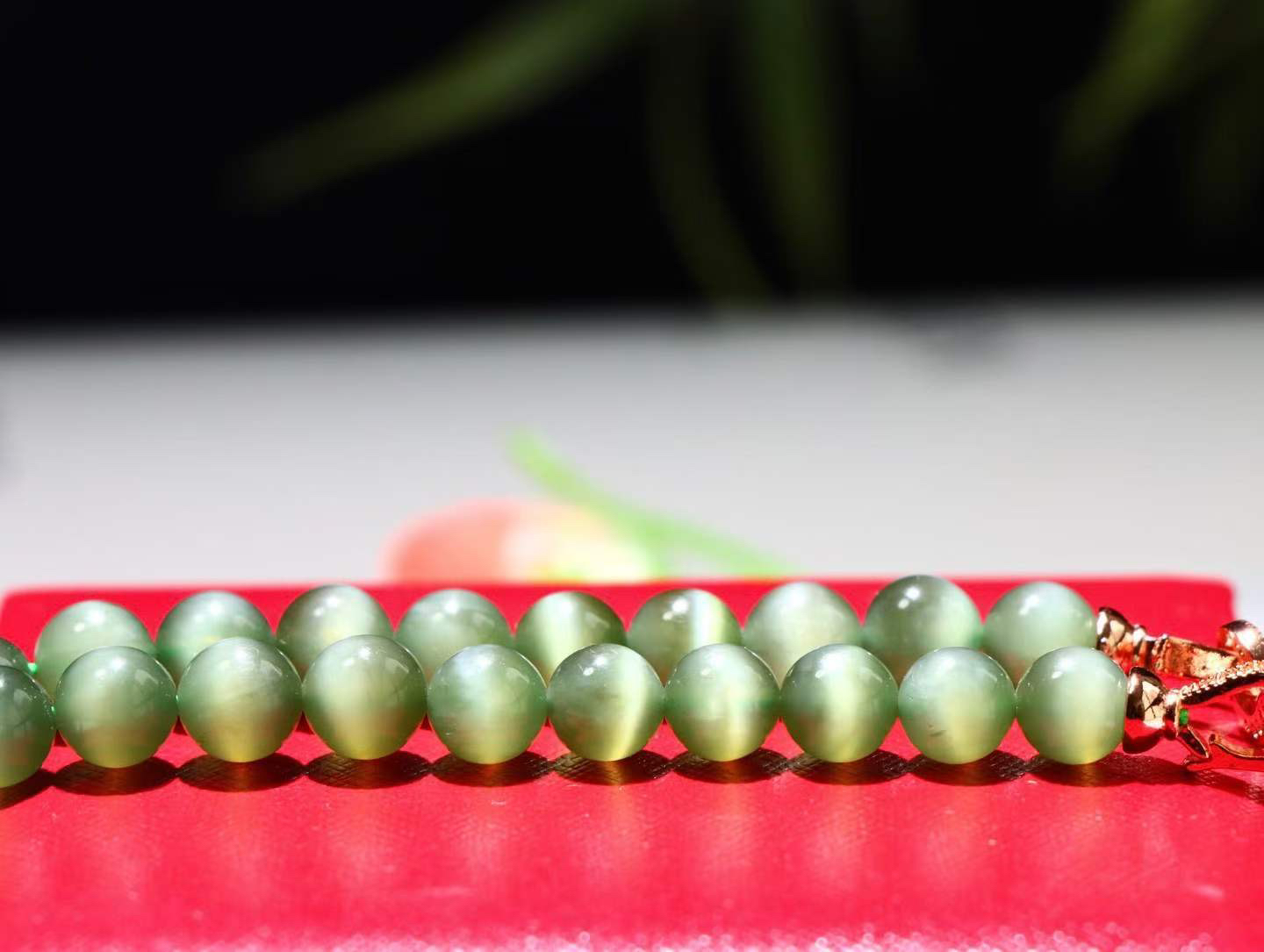 【珠圆玉润】

精品和田玉碧玉猫眼项链 玉质温润细腻  眼线灵动，整串打磨圆润，佩戴舒适。珠珠落玉盘，间关莺语花底滑，一生美好时光，无论身在何处，都有它相伴相守。事事顺遂，幸福美满，吉祥如意。重46.3克 尺寸取一8mm  
2FSO16824203126