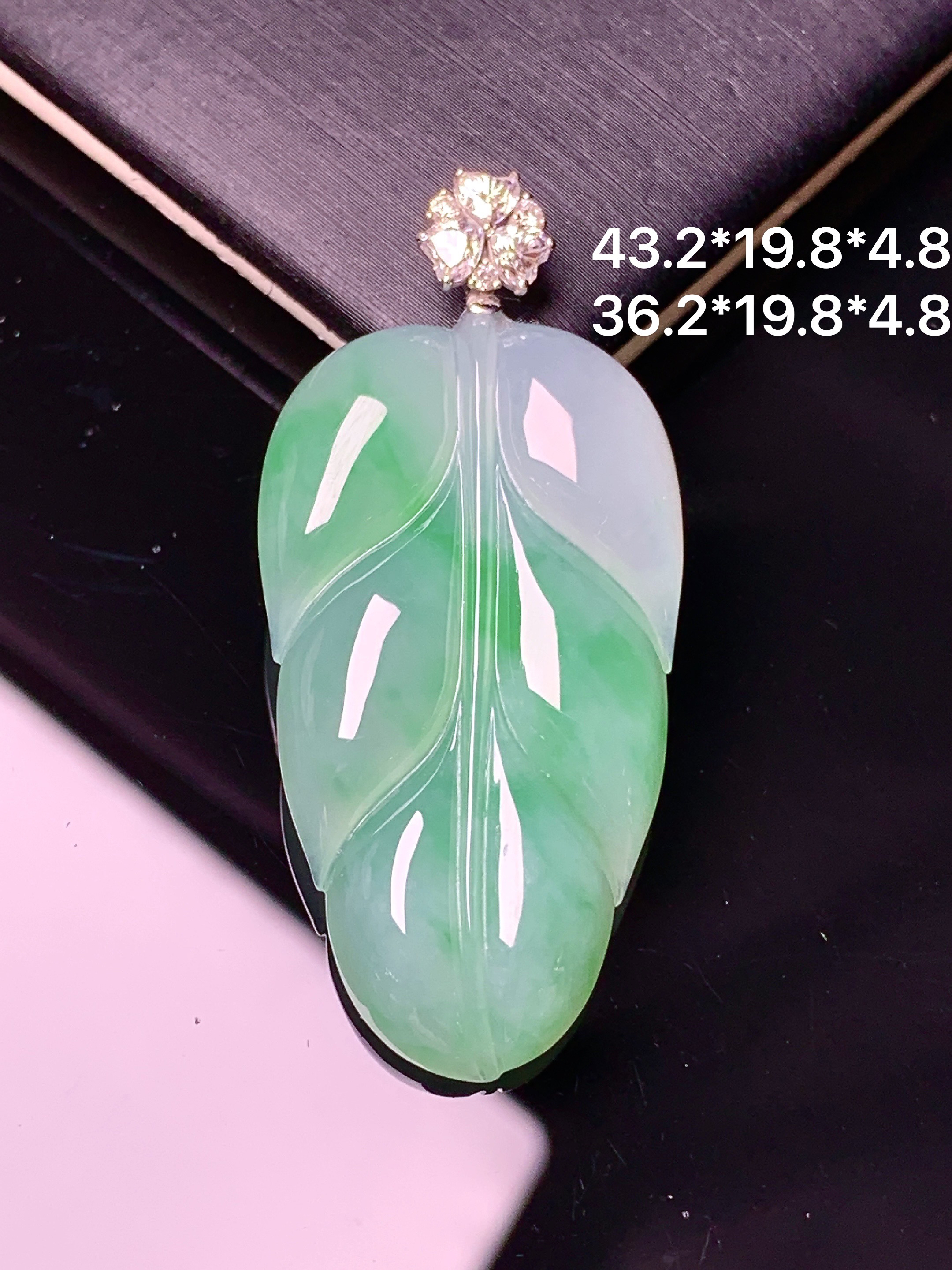 18k金莫桑钻镶嵌飘绿树叶吊坠 玉质细腻 色泽艳丽清新 水润亮眼 整体尺寸43.2*19.8*4.8a2