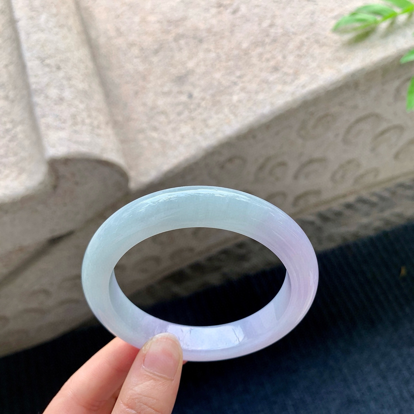 正圈58 59
【圈口】58.8/12/9.8
【描述】糯冰椿彩，水润，种老，细腻，无裂纹！