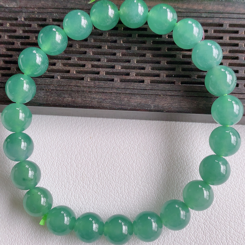 冰润翡翠圆珠手串，水水润润，珠圆玉润，颜色鲜艳，妙明清净，清秀高雅，佩戴效果优雅迷人！性价比超值 W326-2  尺寸：8mm  共：23颗