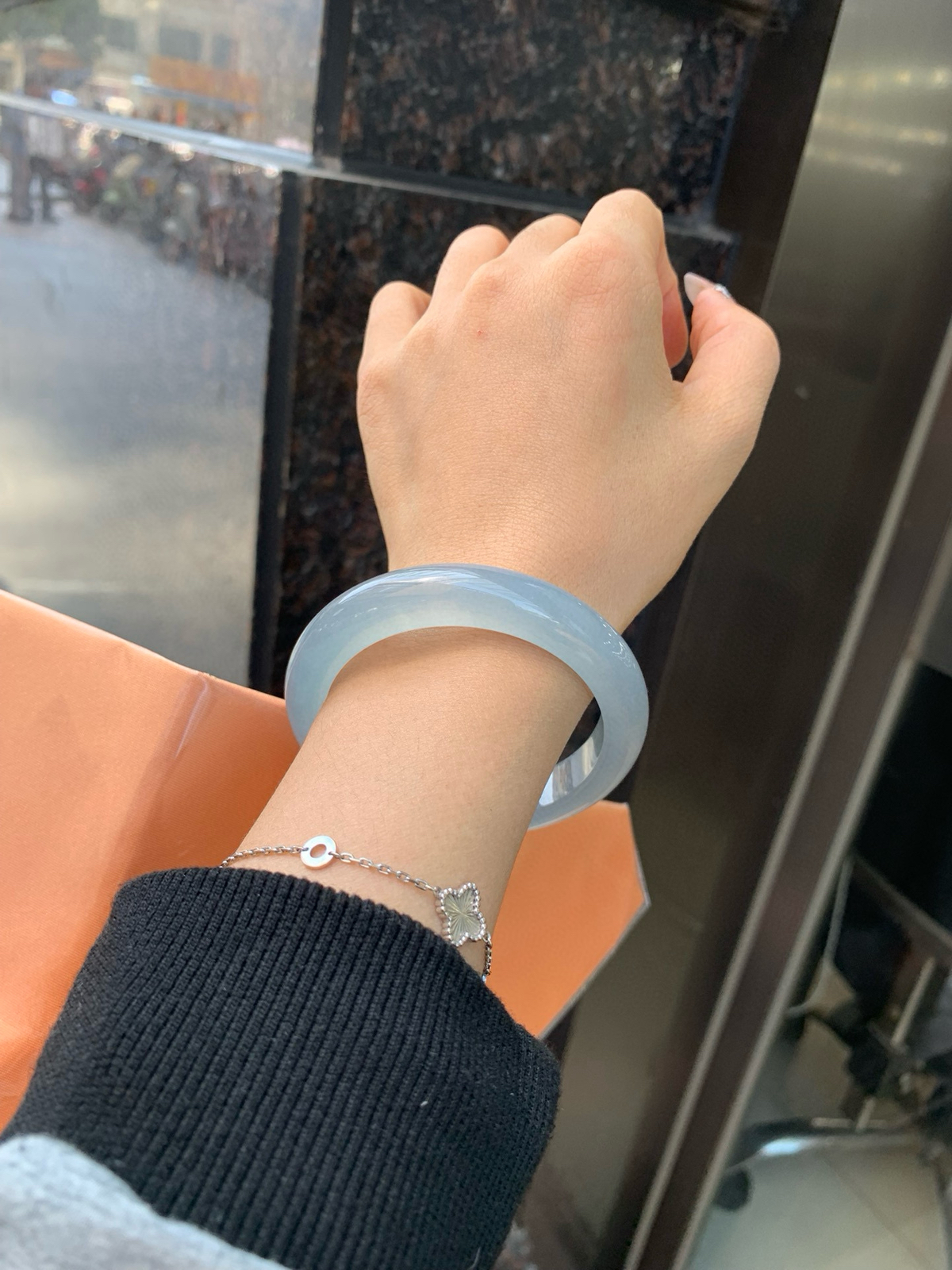 冰紫正圈，无纹裂
55.2-8.6-11.6
底妆冰润，淡淡粉紫，清透飘渺如雾般连绵，水光流转的美貌紫镯绝妙冰透，醉卧水云间，氤氲诗意的美跃然于手腕之间