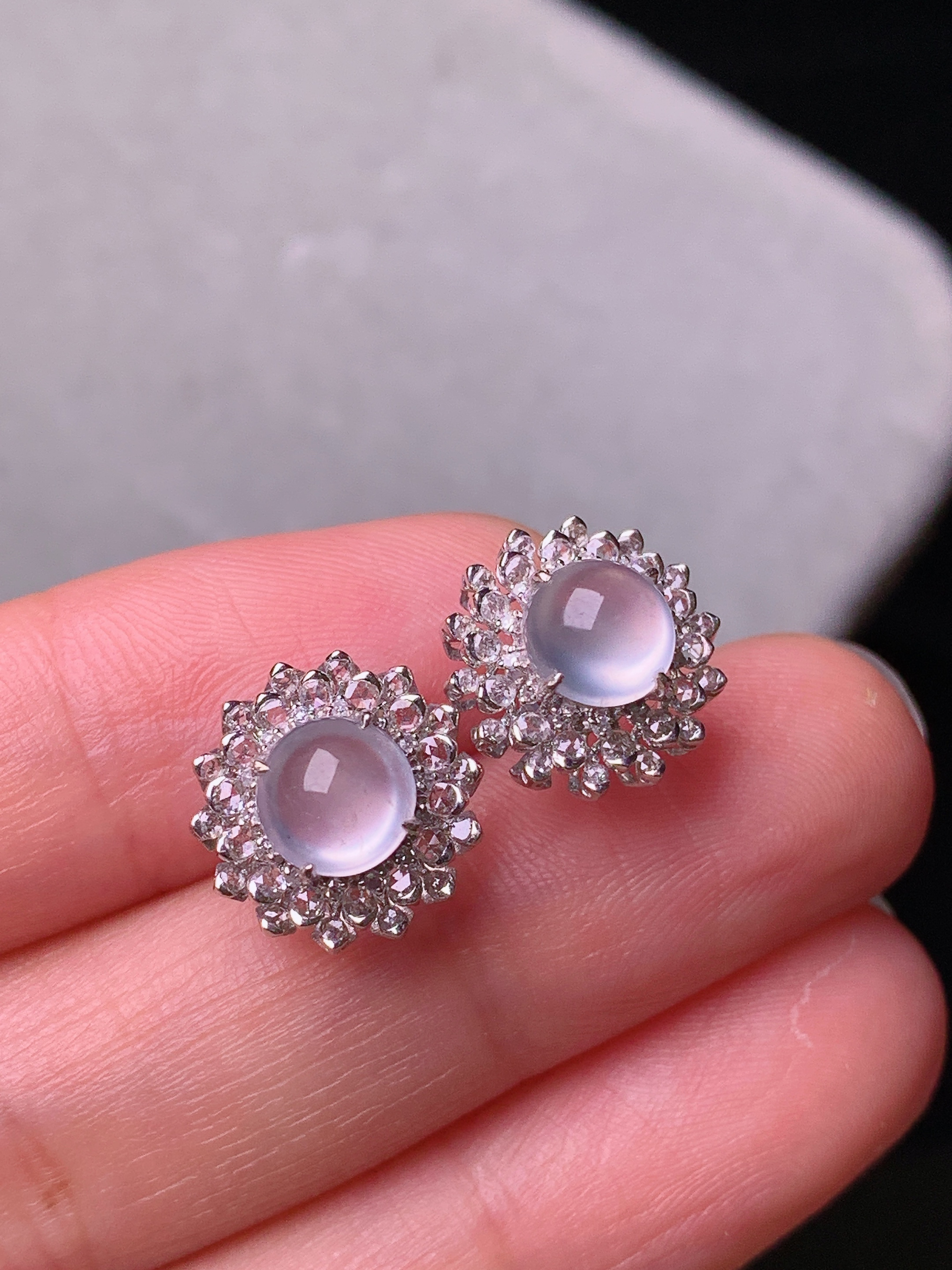 18k金钻镶嵌冰种蛋面耳钉 玉质细腻 色泽艳丽清新 水润亮眼 整体尺寸12*7.6t1