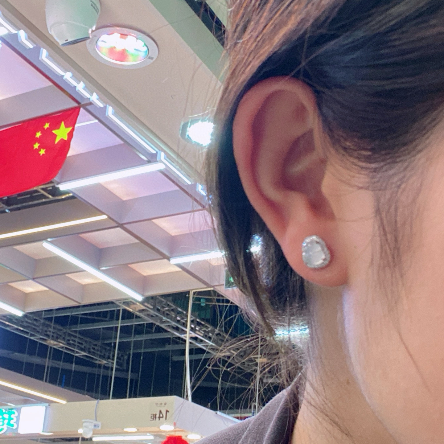 白冰葫芦耳钉 ，很饱满的小葫芦
干干净净，百搭精致
18k金镶嵌，设计简约时尚
实物更美～