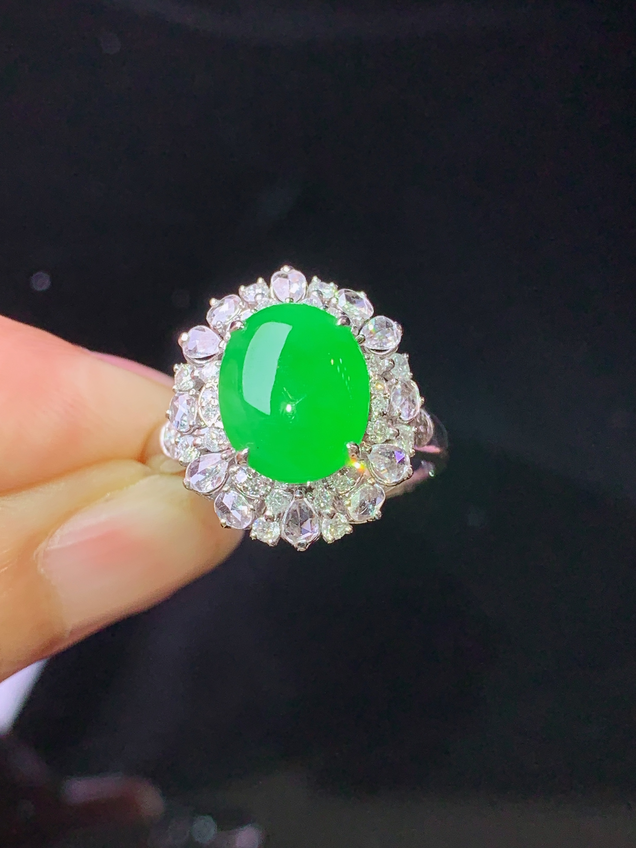 18k金钻镶嵌满绿蛋面戒指 玉质细腻 色泽艳丽清新 水润亮眼 圈口14 整体尺寸16.8*14.6*