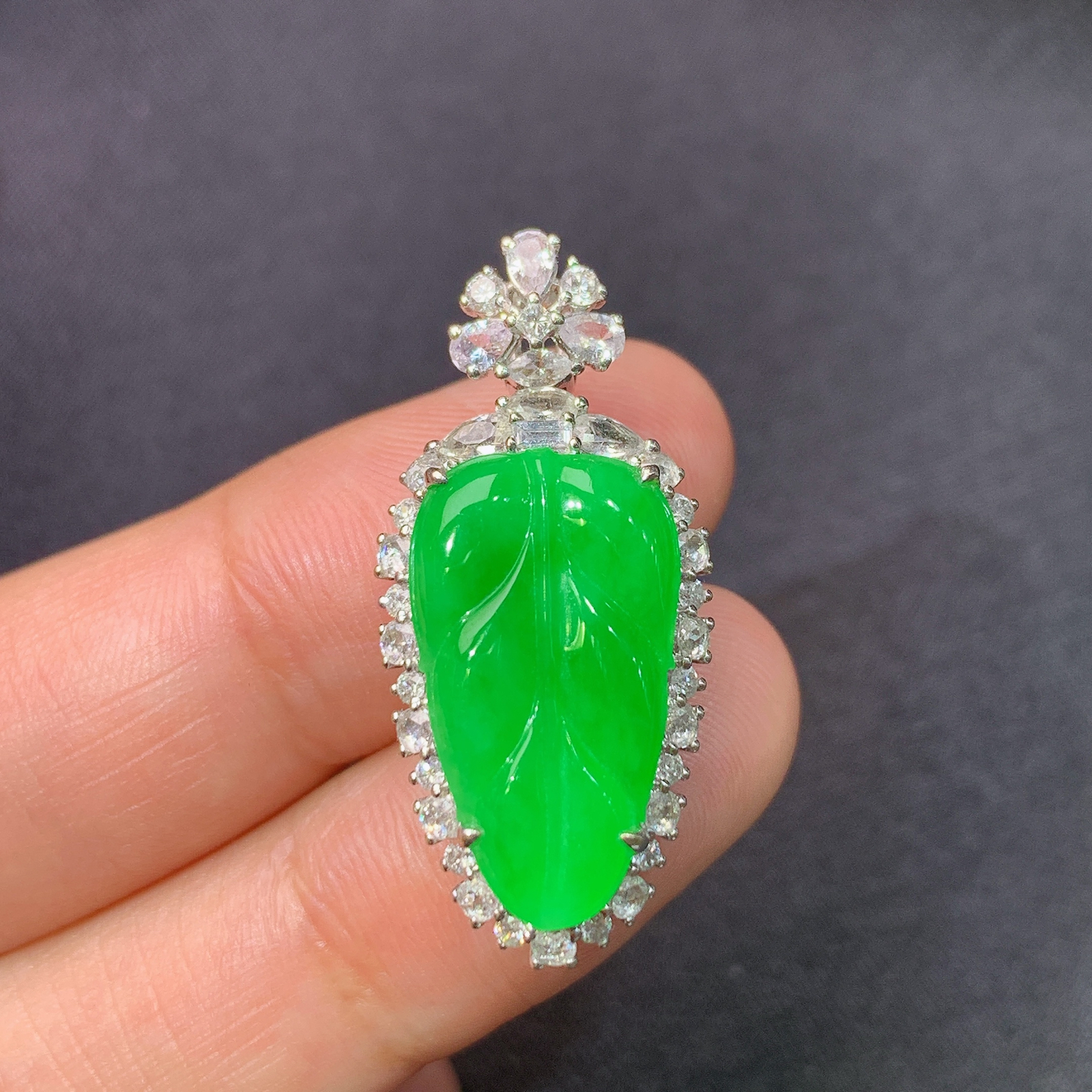 冰阳绿树叶吊坠，18k金镶嵌，冰润色阳，玉质细腻，种水足，Dd 尺寸30.9*14.2*8