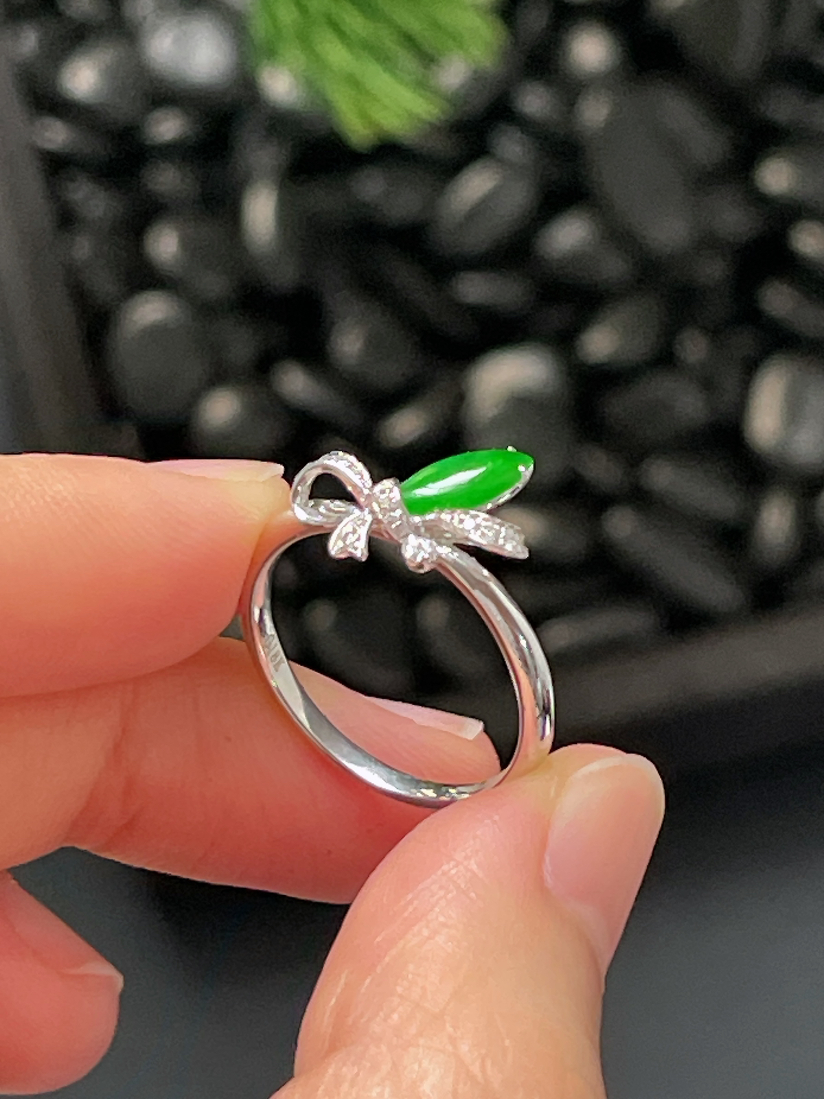 18k金翡翠绿色戒指