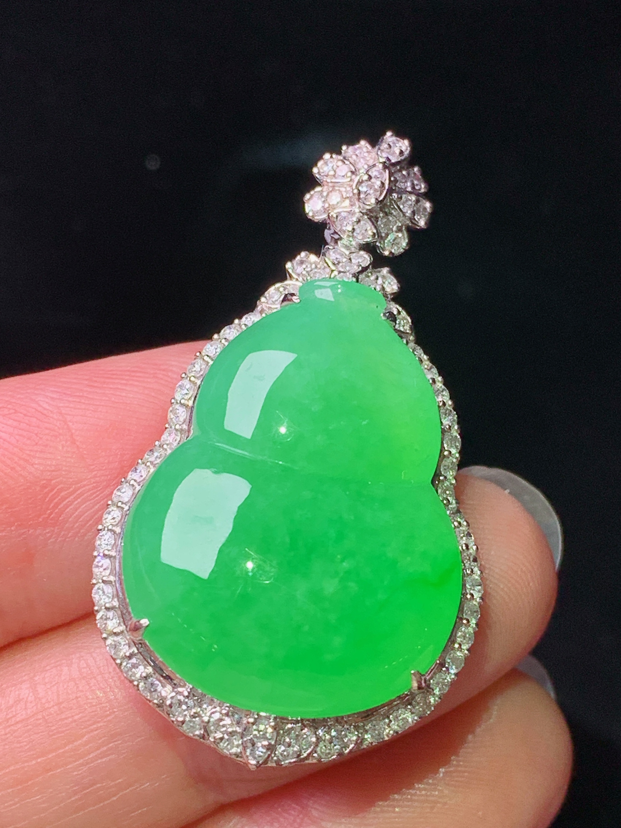 18k金镶嵌满绿葫芦吊坠 玉质细腻 色泽艳丽清新 水润亮眼 整体尺寸37.8*21.3*12t3