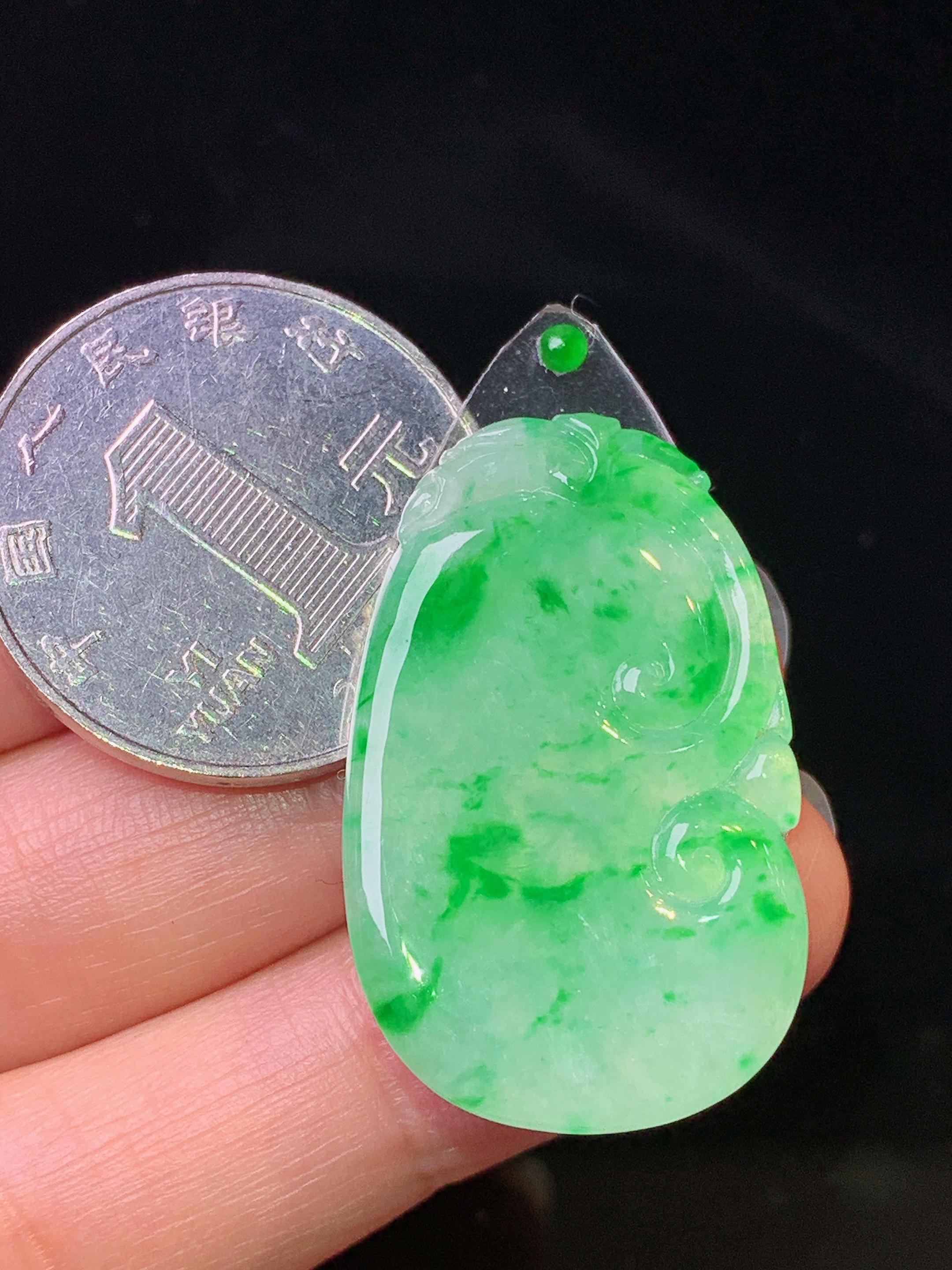 镶嵌款 翠绿如意吊坠 玉质细腻 色泽艳丽清新 水润亮眼 整体尺寸33.2*20.9*2.5*2x