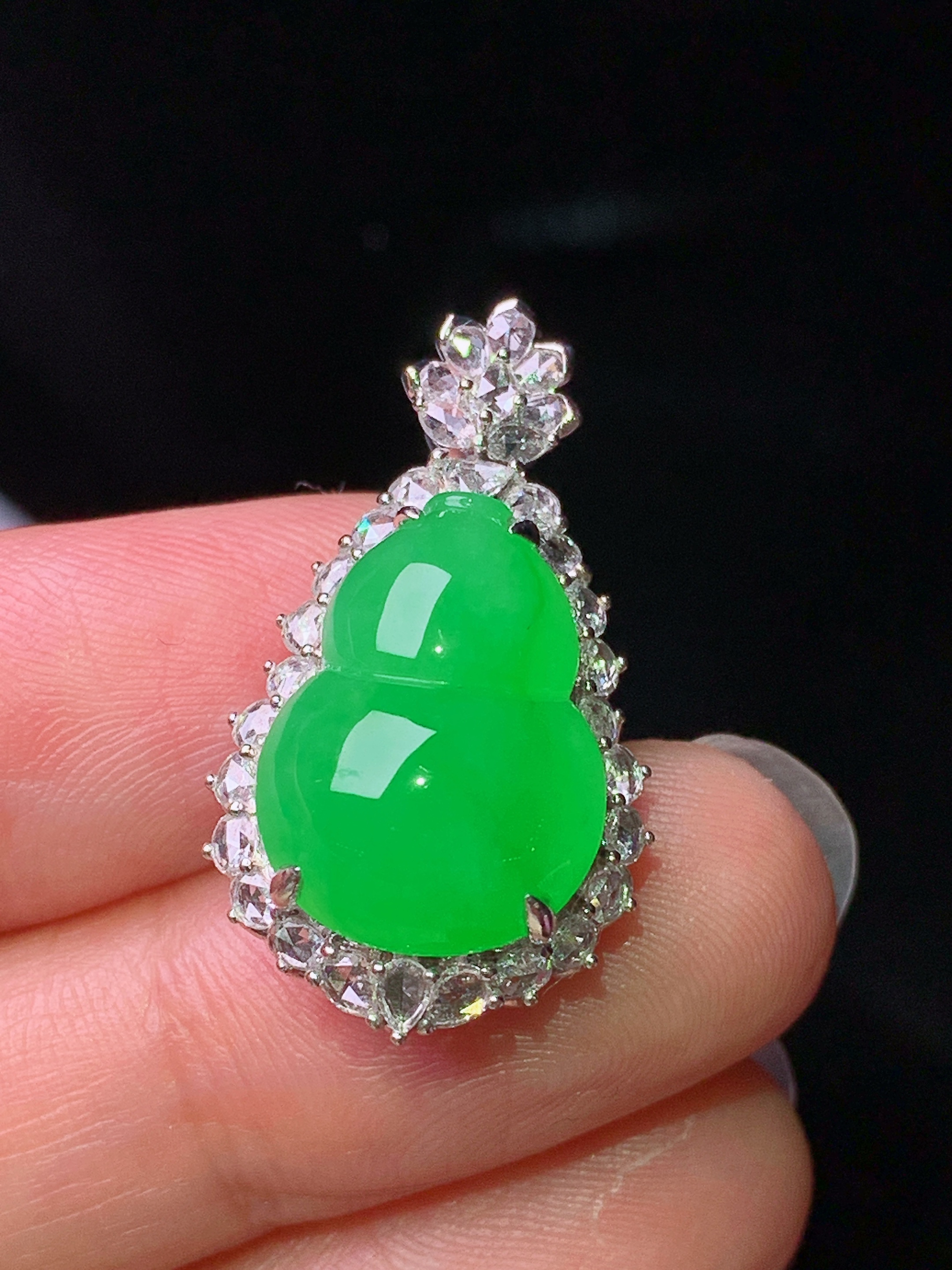 18k金镶嵌满绿葫芦吊坠 玉质细腻 色泽艳丽清新 水润亮眼 整体尺寸 28*15.6*11.8t3