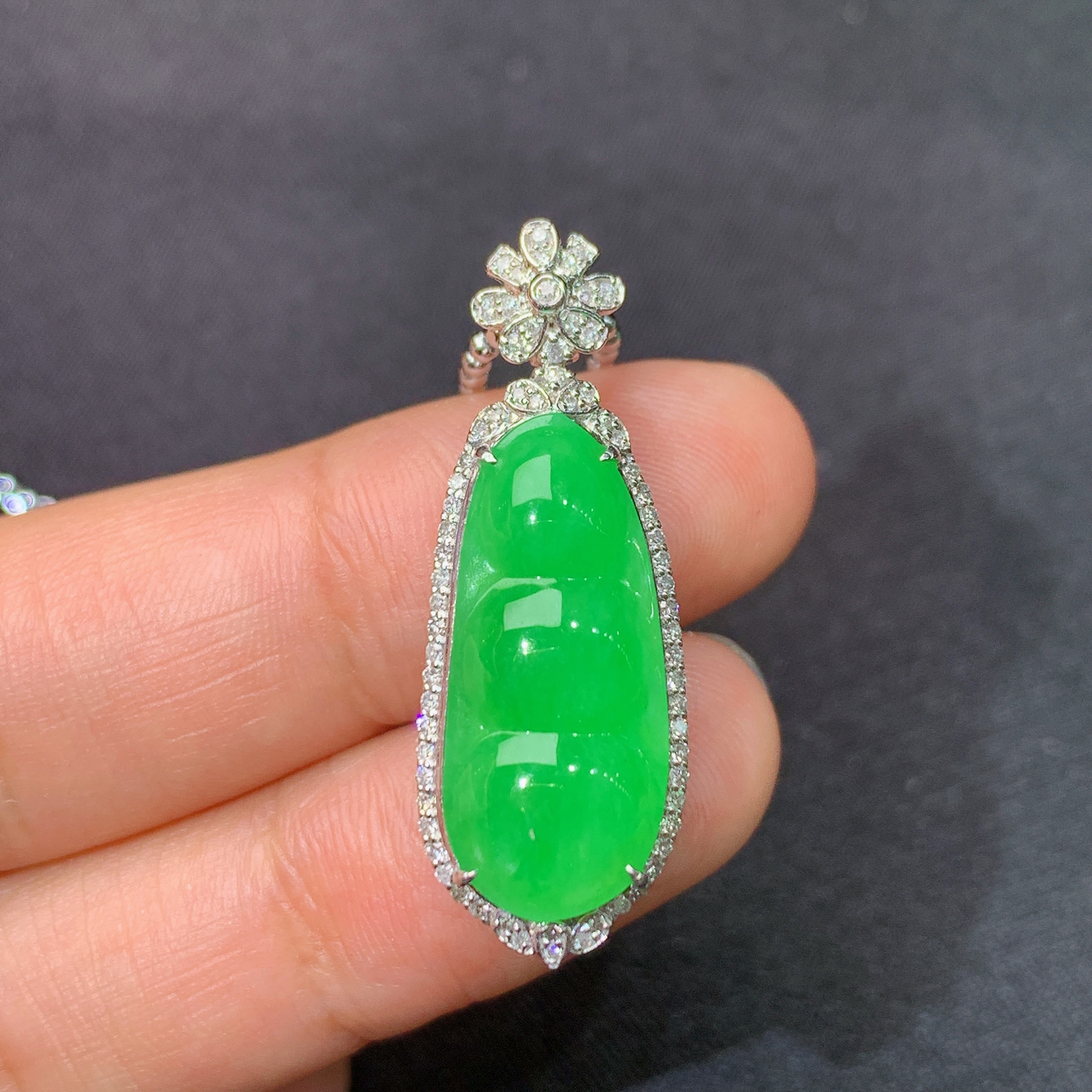 冰阳绿福豆吊坠，18k金镶嵌，冰润色阳，玉质细腻，种水足，Ff 尺寸32.5*11.6*8