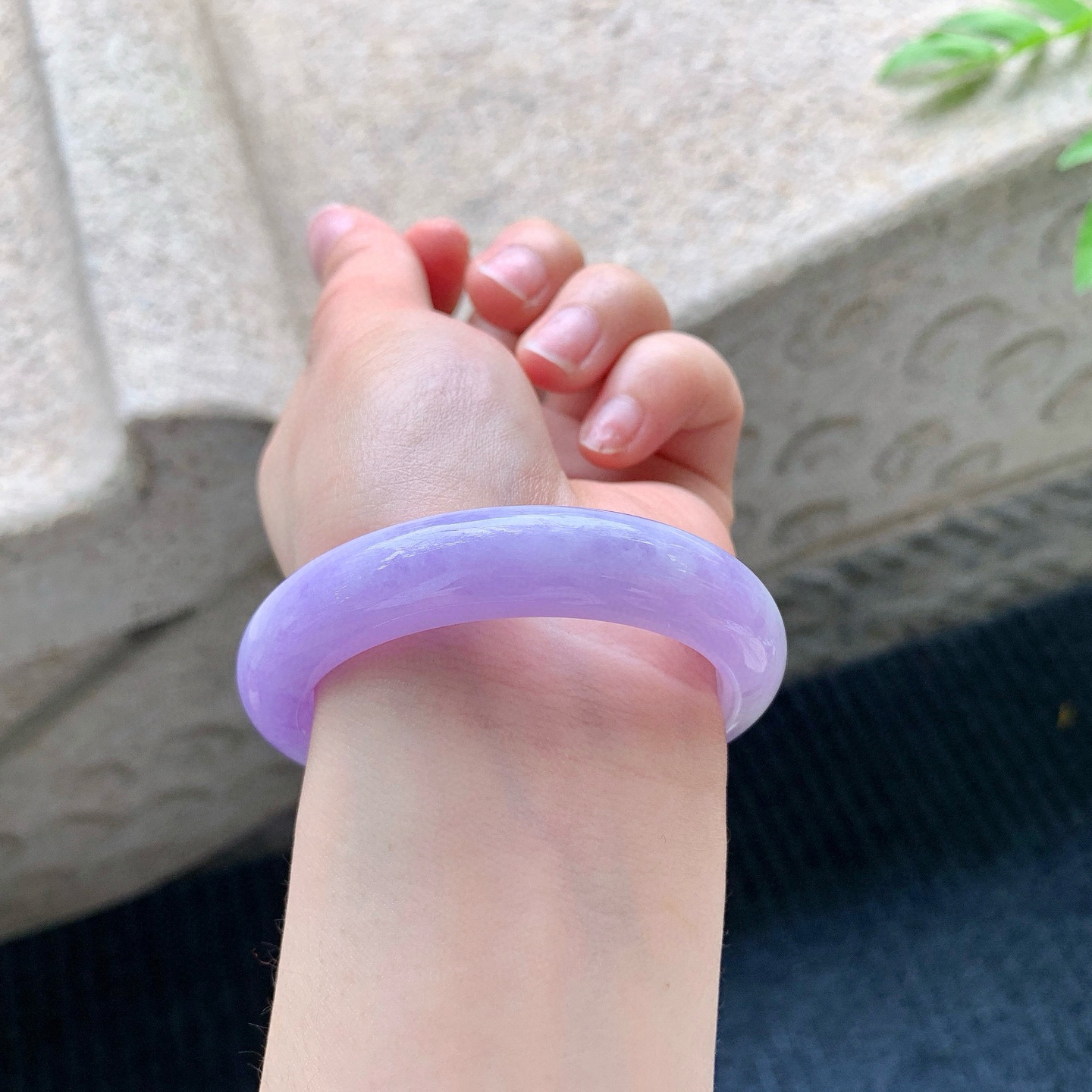 正圈50 51
【圈口】51.1/12/8.6
【描述】艳紫，满紫，水润，种老，细腻，无裂纹！