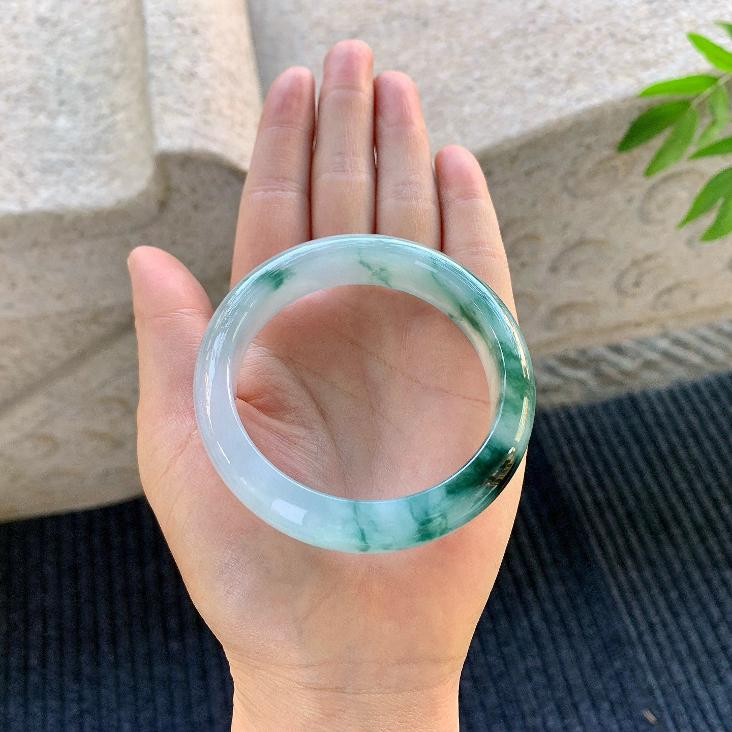 正圈53 54
【圈口】54.5/13.8/8.2
【描述】冰糯飘花，水润，种老，细腻，无纹裂！