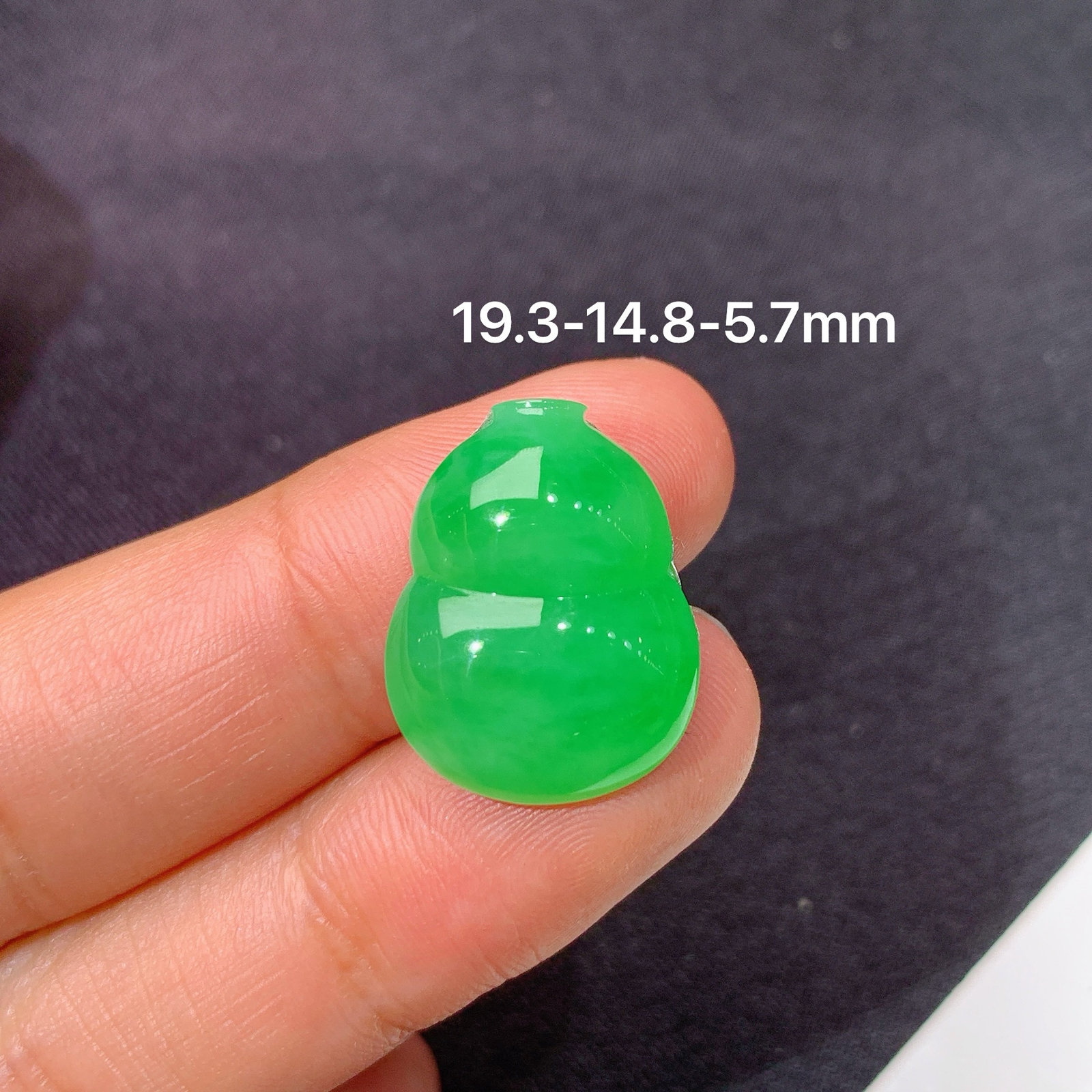 阳绿葫芦，镶嵌佳品，冰润色阳，玉质细腻，种水足，Mng 尺寸19.3*14.8*5.7