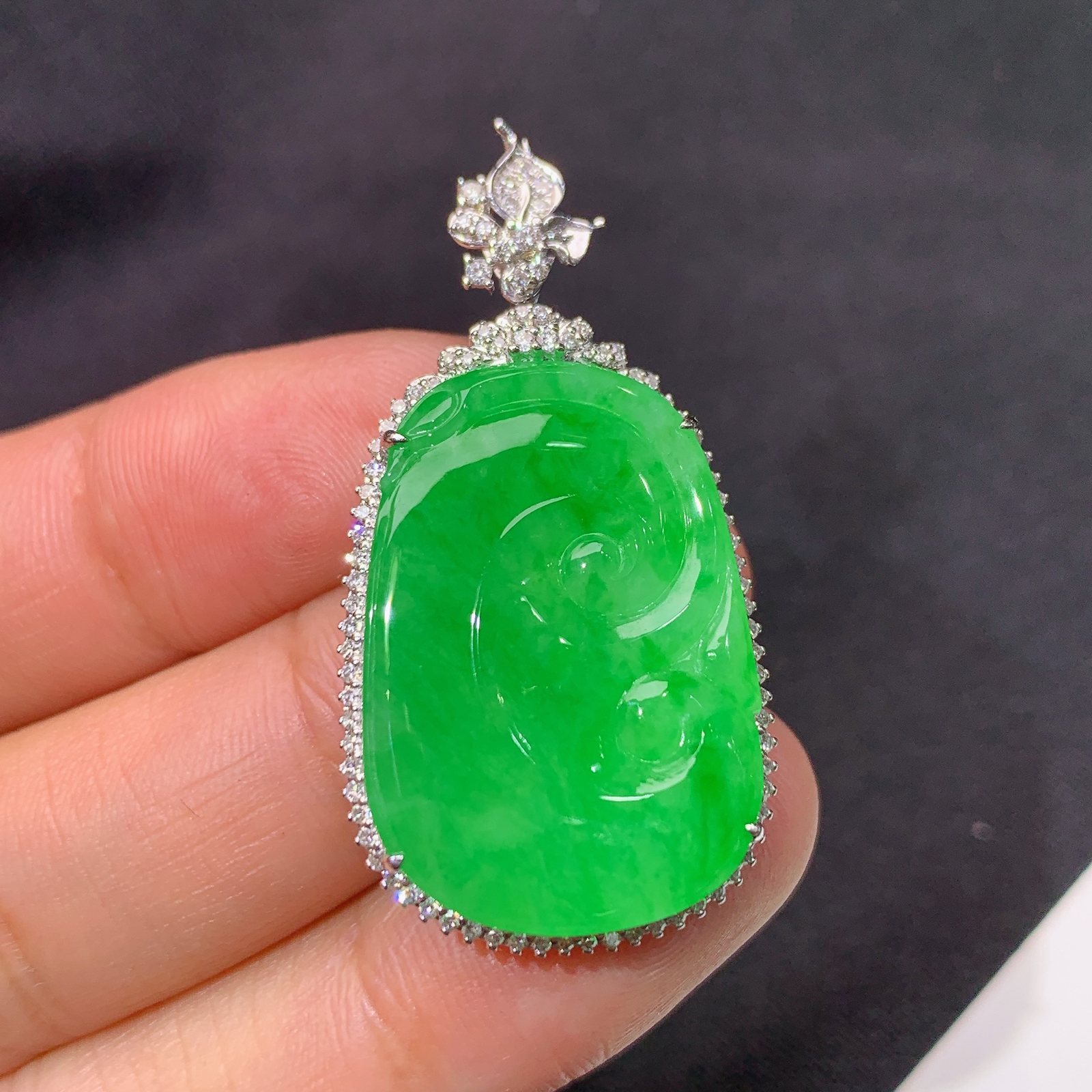 阳绿如意吊坠，18k金镶嵌，冰润色阳，玉质细腻，种水足，Mng 尺寸40.8*20.7*6.3