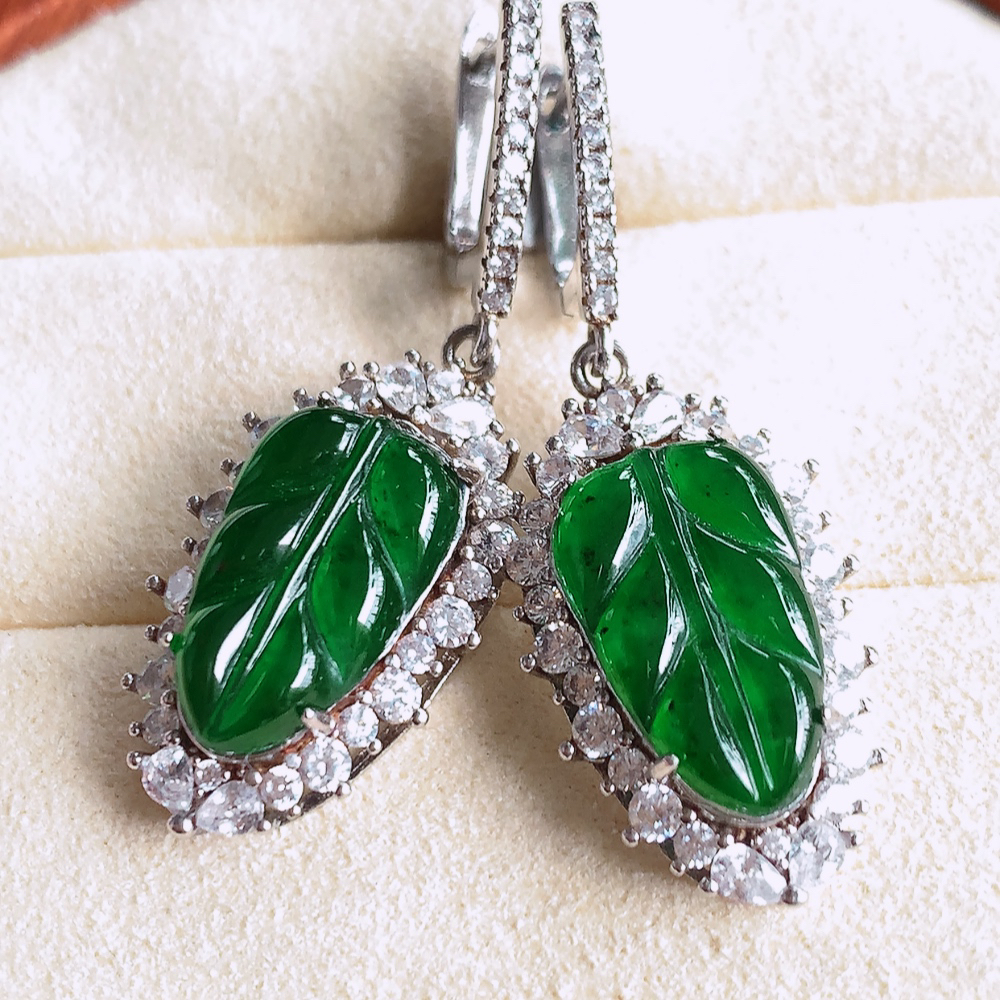 925银镶冰润满绿金枝玉叶翡翠耳坠  老种起胶感  飘花灵动  寓意“金枝玉叶，大业有成，一夜成名”  饱满大气，水润通透。W481.25   整体尺寸：24.5-13.8-6.3mm  裸石尺寸：14.5-9mm