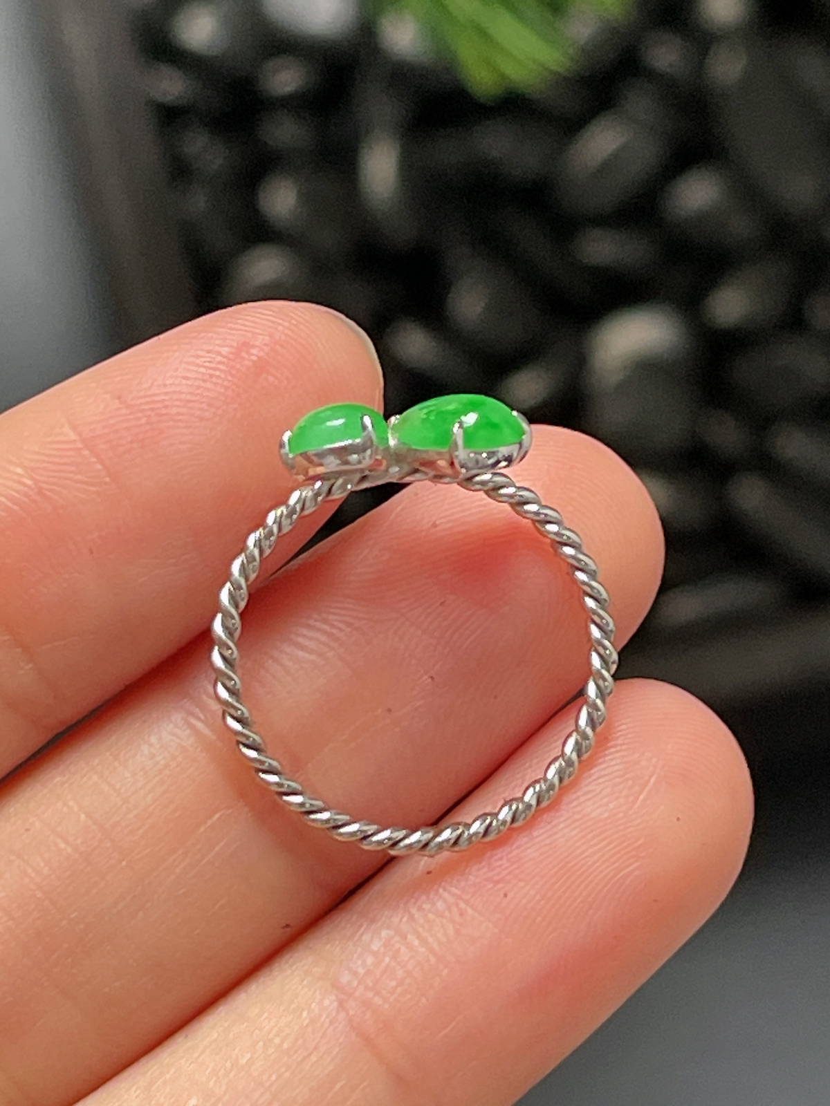 18k金翡翠绿色戒指