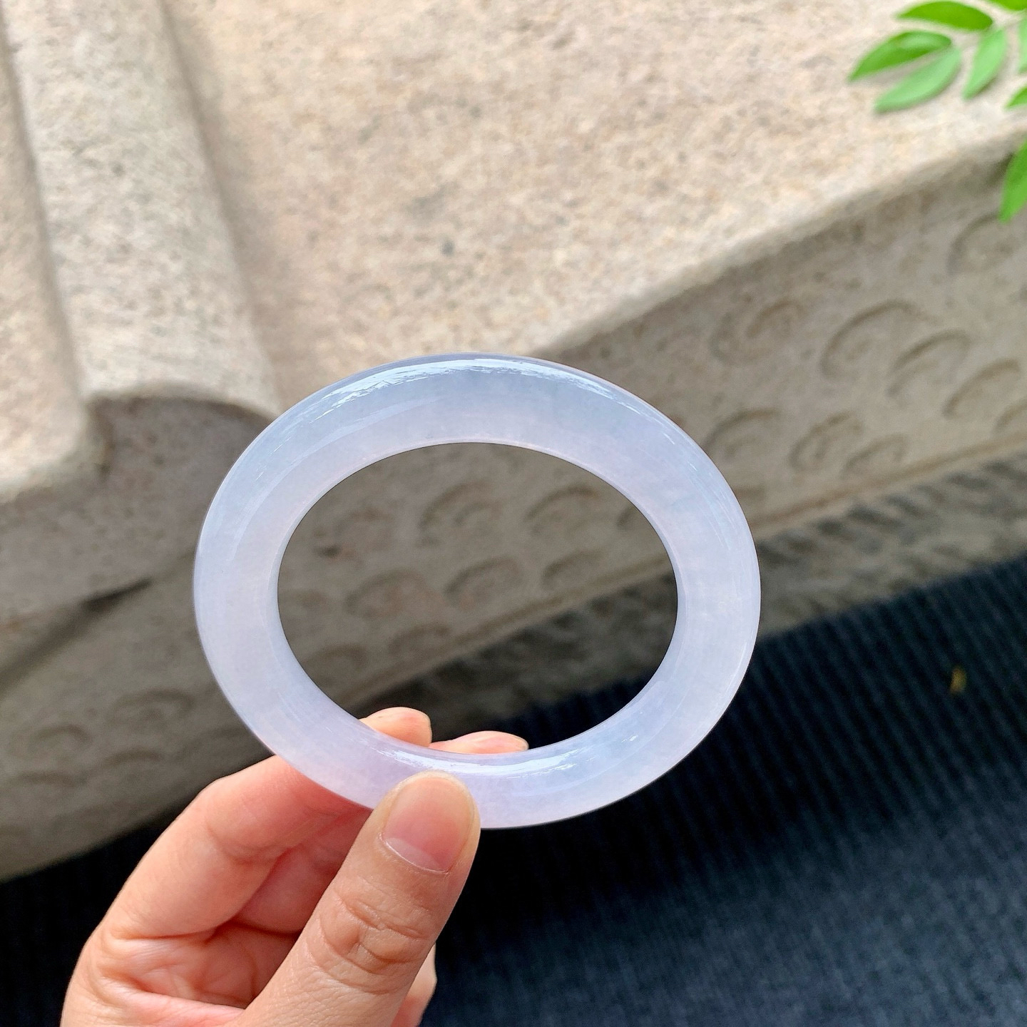 圆条55 56
【圈口】55/10.1/10.8
【描述】冰淡紫，水润，种老，细腻，无裂纹！