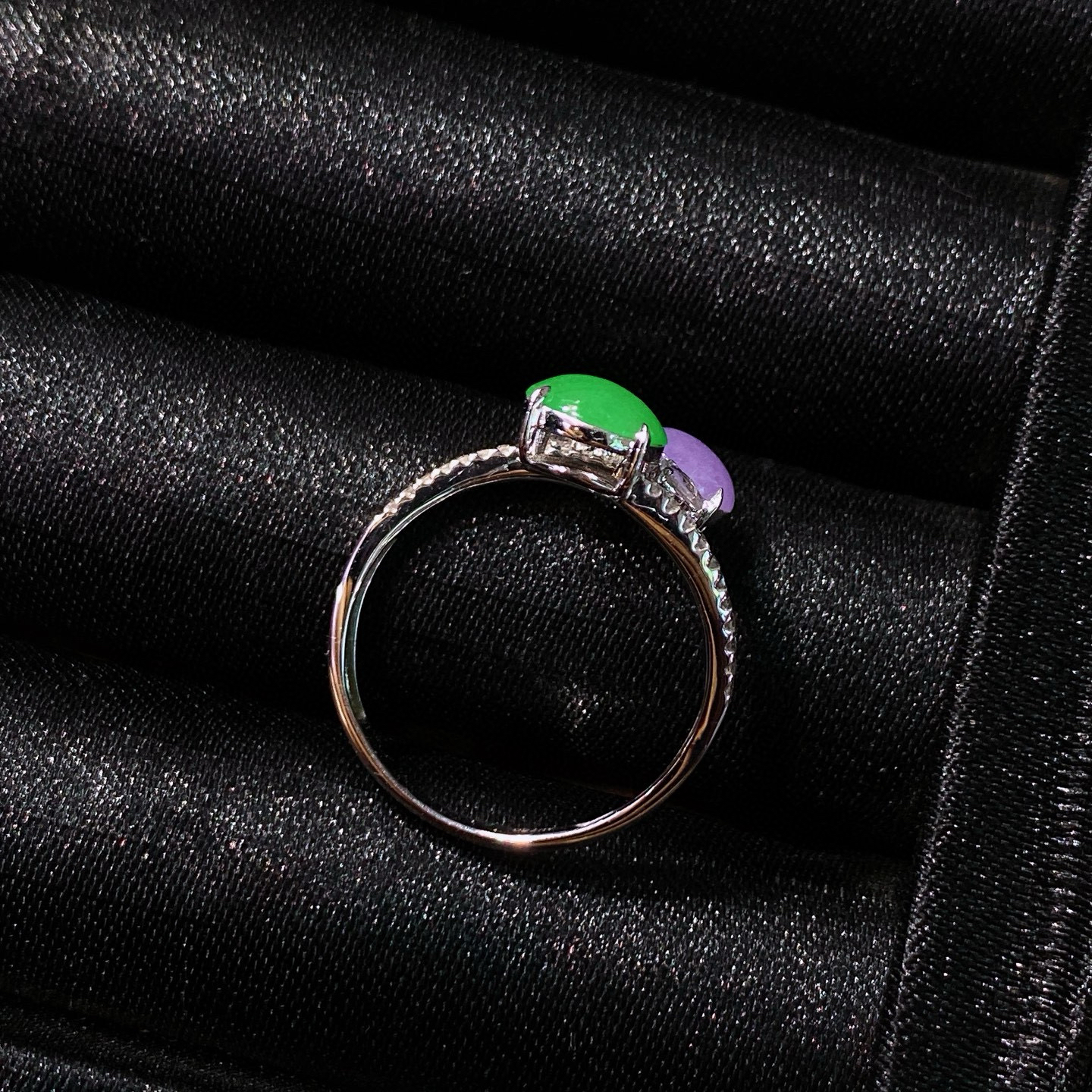 双色蛋面戒指 
紫罗兰的温柔与阳绿的贵气碰撞
让人眼前一亮，实物更美～
18k金镶嵌，佩戴美观大方！