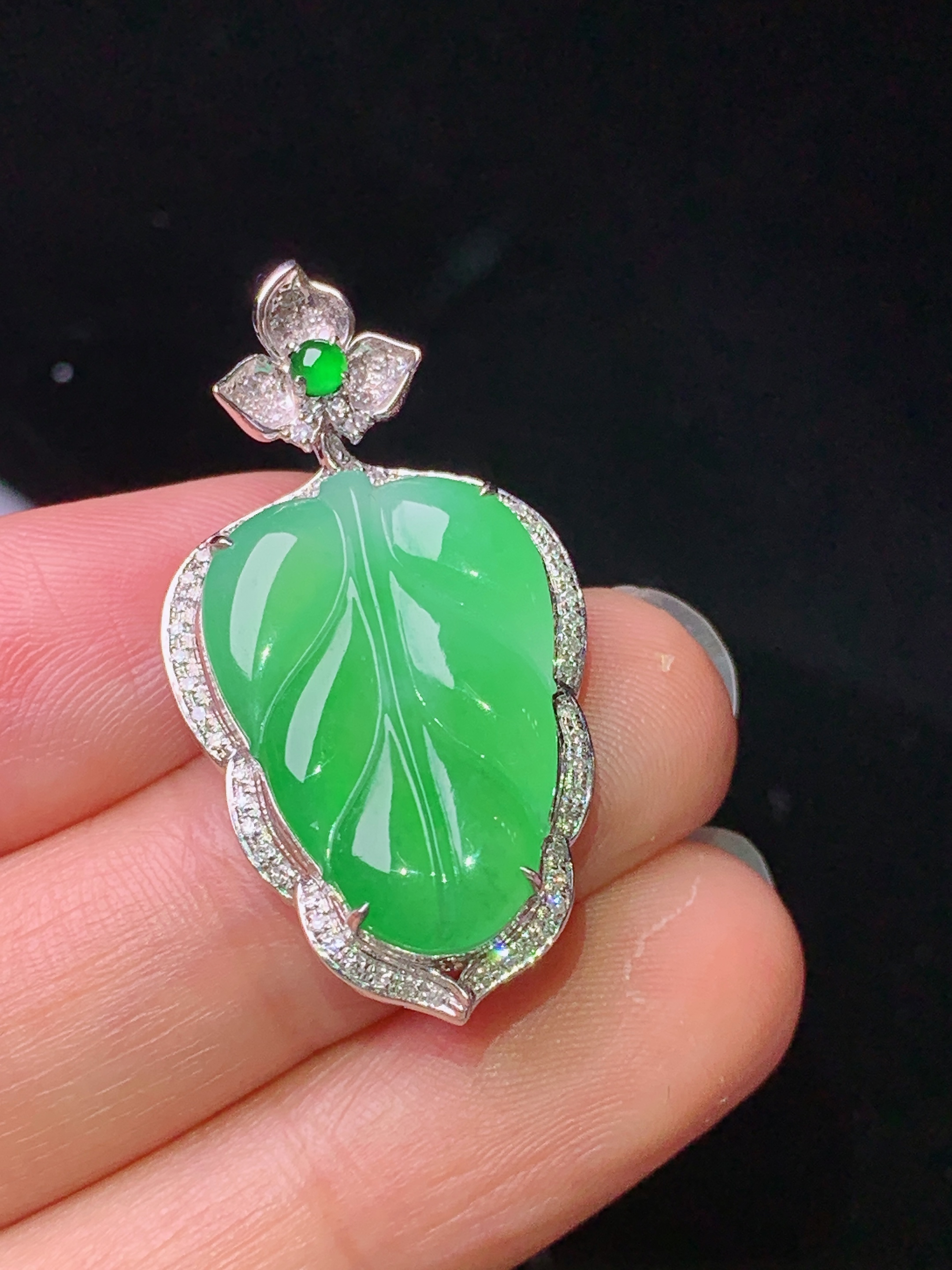 18k金钻镶嵌翠绿树叶吊坠 玉质细腻 色泽艳丽清新 水润亮眼 整体尺寸33.5*17.8*7t1