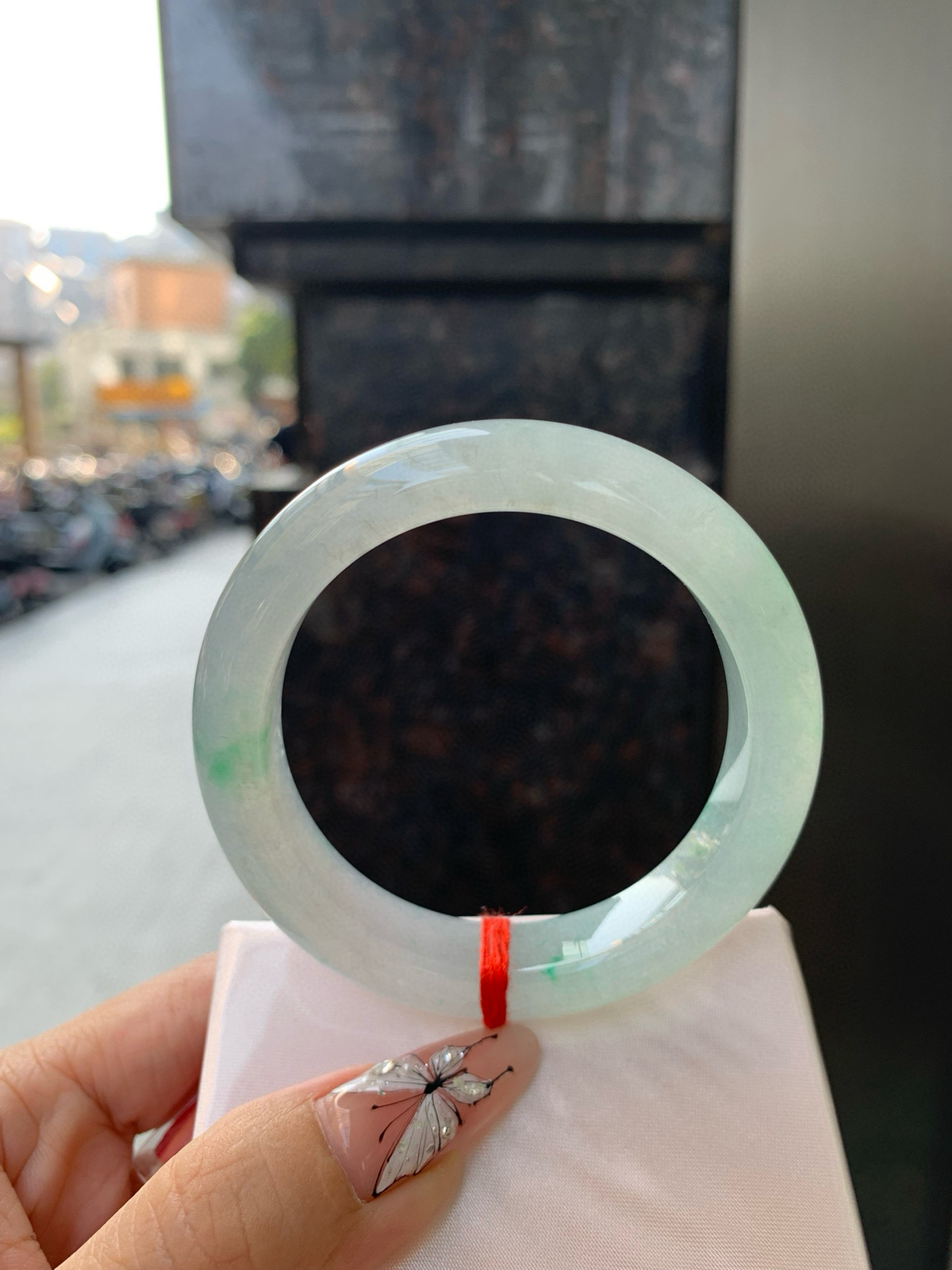 冰飘绿正圈
53.6-8.6-12.5
底妆冰润，几抹绿花点缀，简约却充满灵气，清新如芽，宛若自然的画卷凝结于腕间，静中带动，韵味悠长