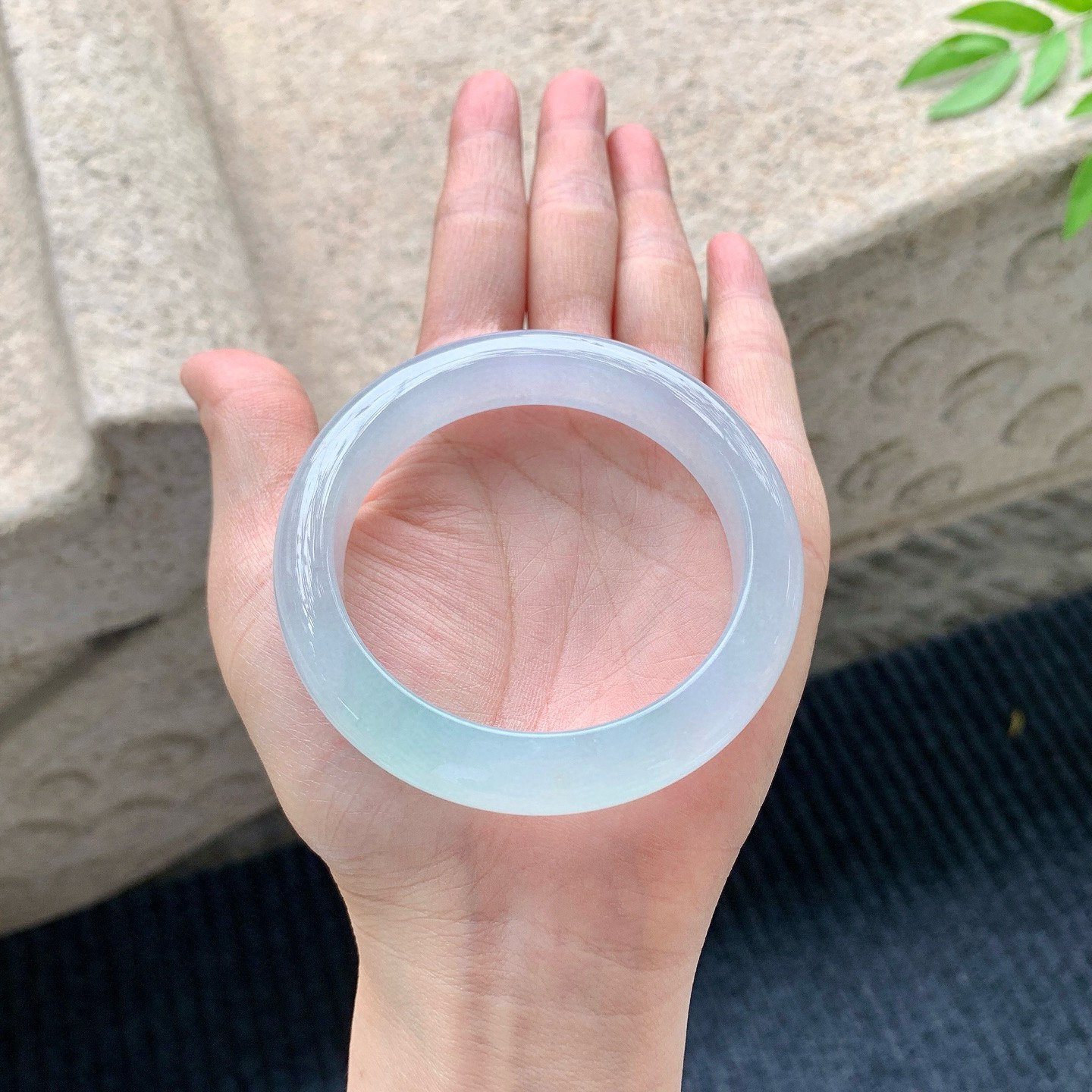 正圈55 56
【圈口】55.2/12/8.8
【描述】冰淡绿，水润，种老，细腻，无裂纹！