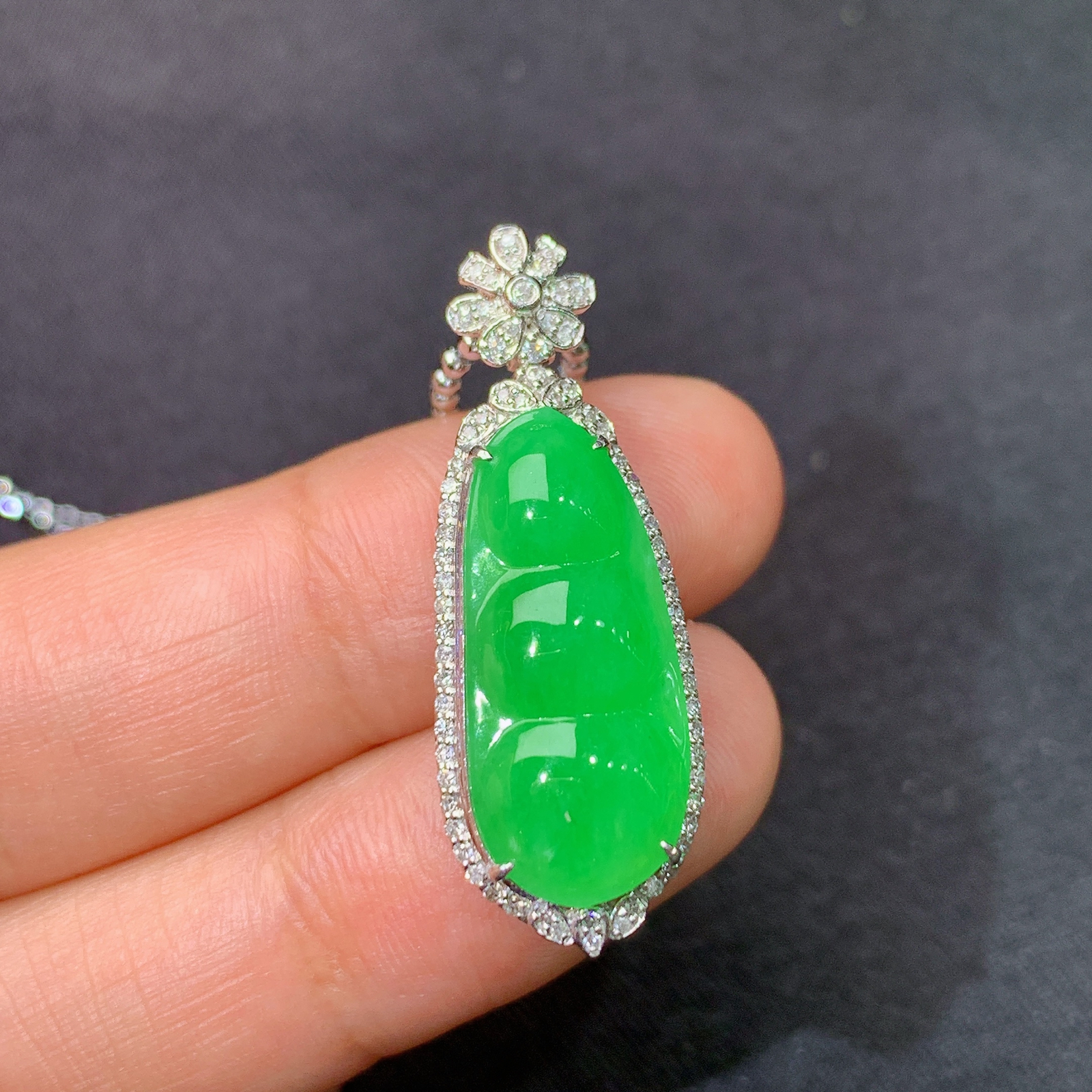 冰阳绿福豆吊坠，18k金镶嵌，冰润色阳，玉质细腻，种水足，Ff 尺寸32.5*11.6*8