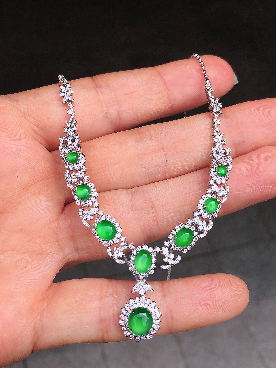 阳绿蛋面锁骨链，色泽均匀艳丽，玉质细腻，荧光感超
强，饱满圆润，尽显优雅气质，18k
金豪华镶嵌