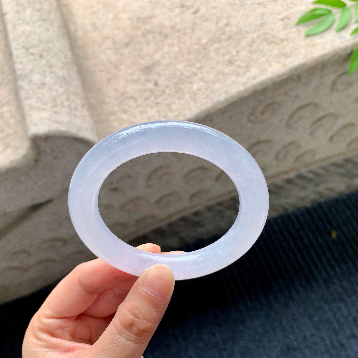 圆条55 56
【圈口】55/10.1/10.8
【描述】冰淡紫，水润，种老，细腻，无裂纹！