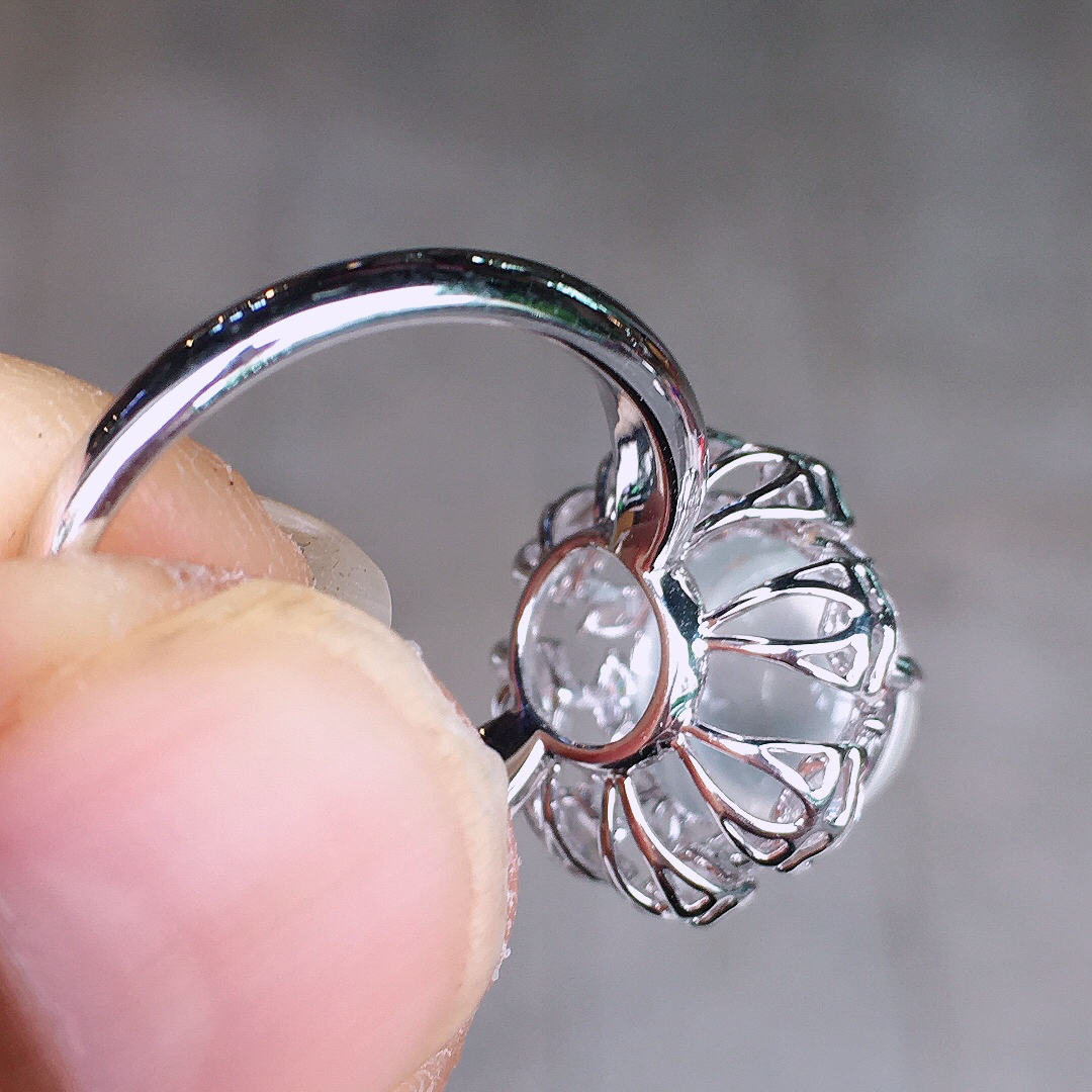 玻璃种蛋面戒指，玉质细腻，荧光感超
强，饱满圆润，尽显优雅气质，18k
金豪华镶嵌