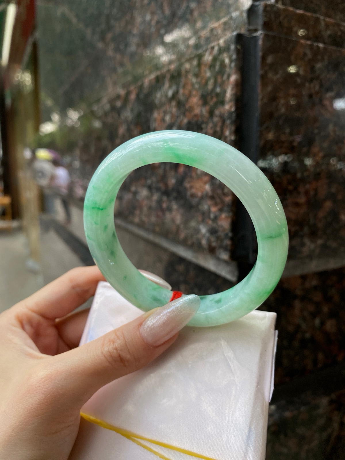 【阳绿花手镯】
尺寸：57.8-13-9.2
自然光无滤镜，原图直出