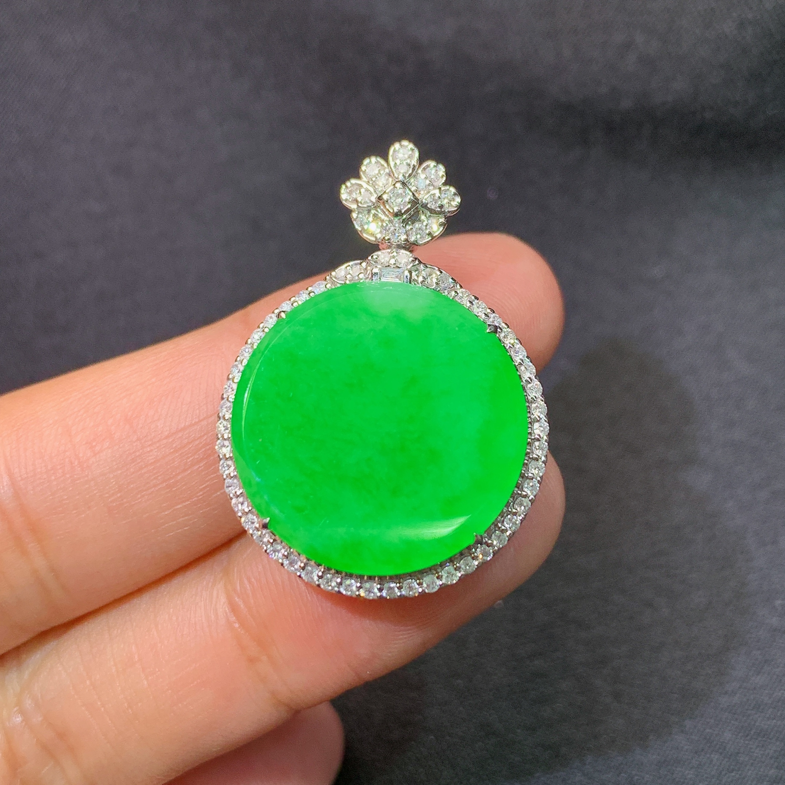 冰阳绿圆牌吊坠，18k金镶嵌，冰润色阳，种老水足，Rj 尺寸30.1*21.6*8.5