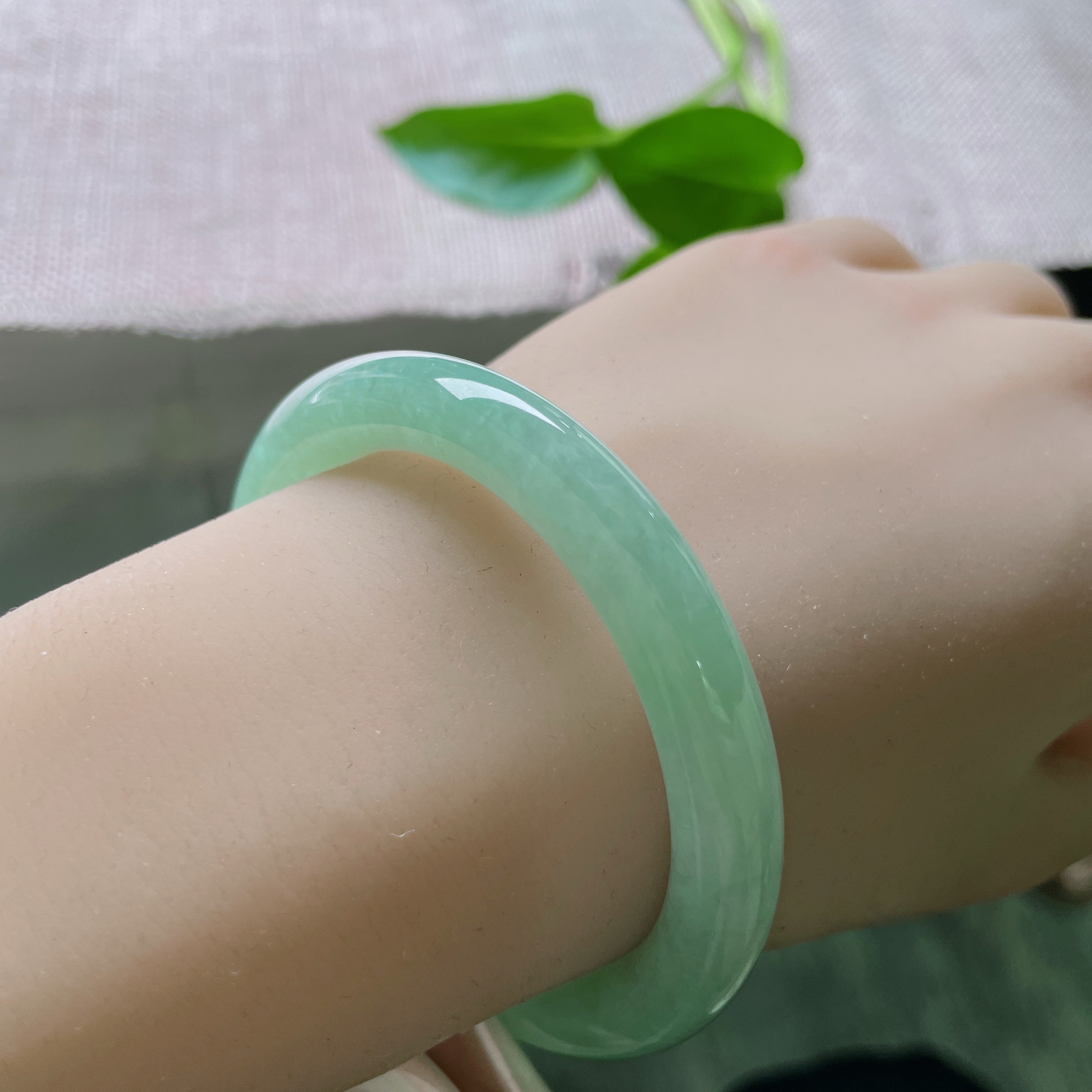 53.2/8.6果绿圆条，水润细腻，悠悠的云里有淡淡的绿，秀丽优雅，无暇