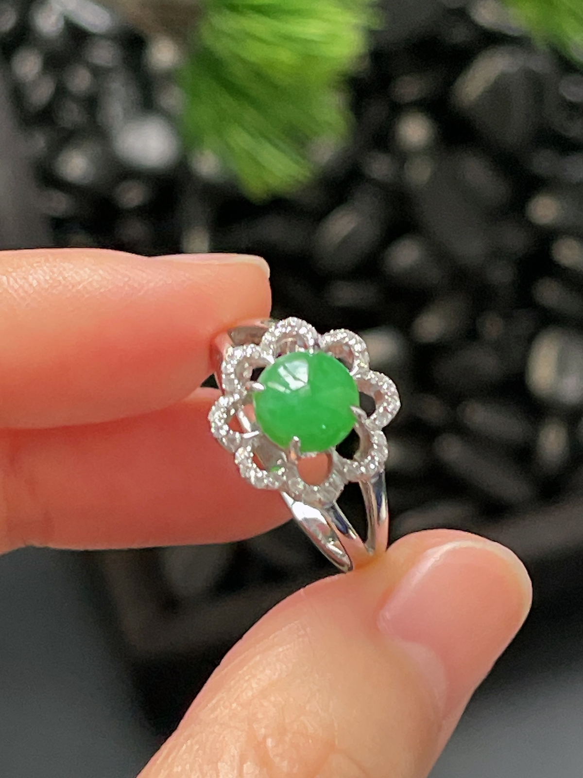 18k金翡翠绿色戒指