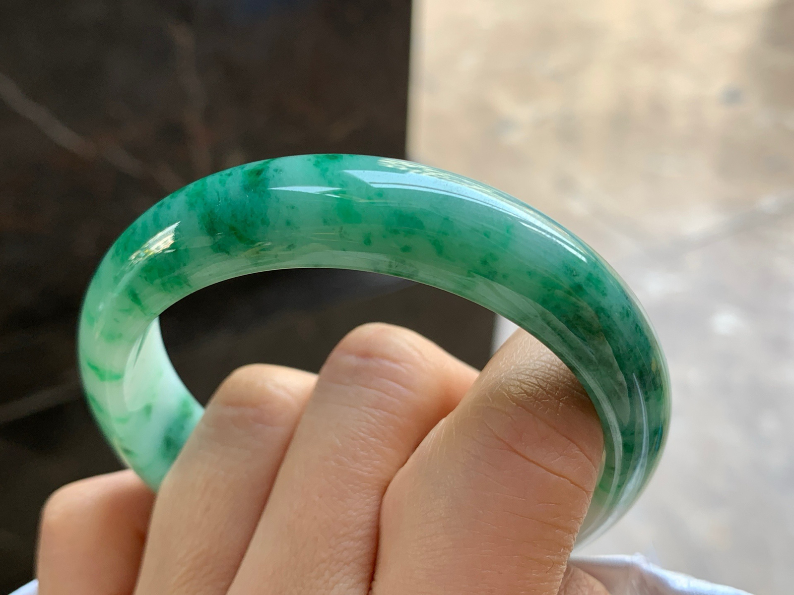 56.5-14.3-7.6

辣绿色手镯^_^鲜艳 玉质温润