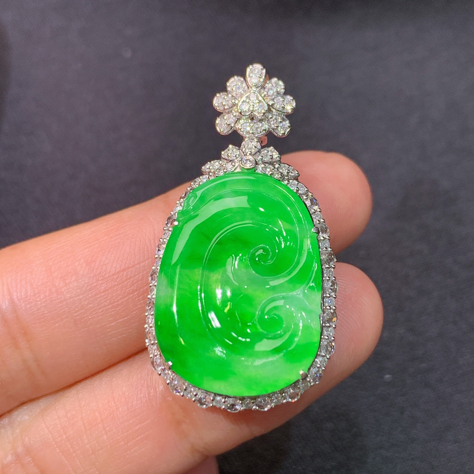 冰阳绿如意吊坠，18k金镶嵌，冰润色阳，玉质细腻，种水足，Dgj 尺寸35.3*19.1*9