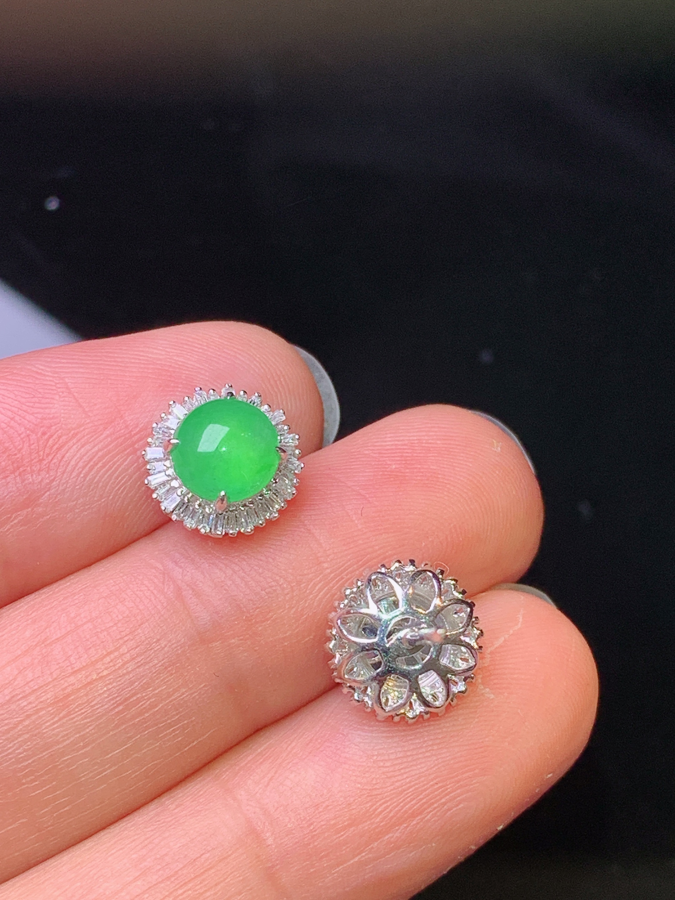 18k金钻镶嵌翠绿蛋面耳钉 玉质细腻 色泽艳丽清新 水润亮眼 整体尺寸9.2*7.2t1